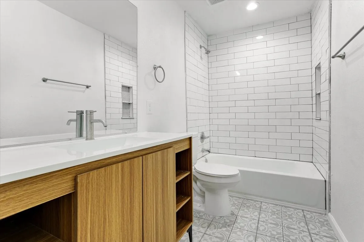 Single Family Residence For Sale in Grayson County , 408 N Gowdy Street, Whitewright, Texas 75491, 4 Bedrooms, 2 Bathrooms, 2 Garage spaces, 1,686 Sqft, built in 1970, Price $224,900, mls#21298400, Real Estate Agent in Whitewright, Homes For Sale in Grayson county, Homes For Sale in Whitewright, Realtor in Whitewright Texas, Real Estate Brokerage Independent Realty Texas, Luminita Cordes Realtor