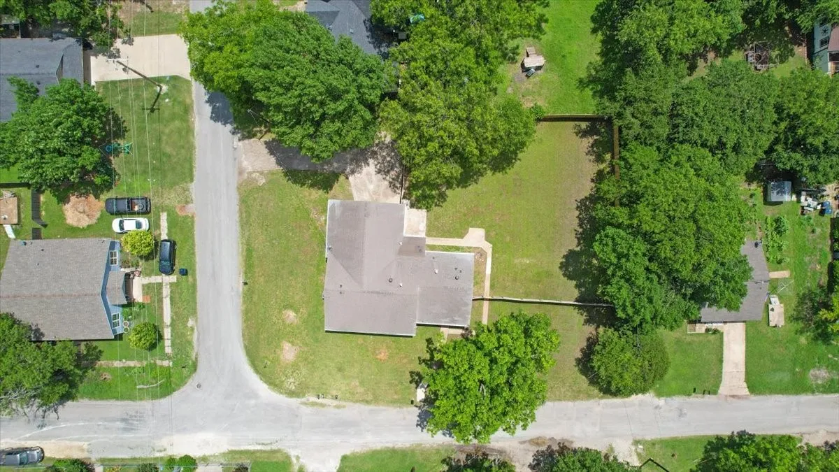 Single Family Residence For Sale in Grayson County , 408 N Gowdy Street, Whitewright, Texas 75491, 4 Bedrooms, 2 Bathrooms, 2 Garage spaces, 1,686 Sqft, built in 1970, Price $224,900, mls#21298400, Real Estate Agent in Whitewright, Homes For Sale in Grayson county, Homes For Sale in Whitewright, Realtor in Whitewright Texas, Real Estate Brokerage Independent Realty Texas, Luminita Cordes Realtor
