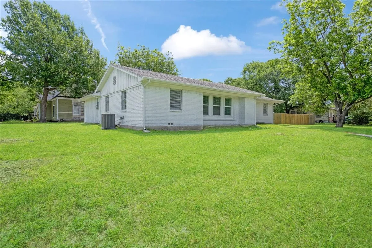 Single Family Residence For Sale in Grayson County , 408 N Gowdy Street, Whitewright, Texas 75491, 4 Bedrooms, 2 Bathrooms, 2 Garage spaces, 1,686 Sqft, built in 1970, Price $224,900, mls#21298400, Real Estate Agent in Whitewright, Homes For Sale in Grayson county, Homes For Sale in Whitewright, Realtor in Whitewright Texas, Real Estate Brokerage Independent Realty Texas, Luminita Cordes Realtor