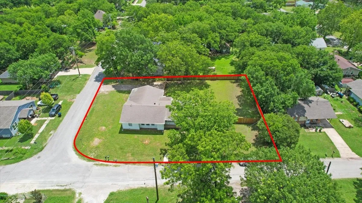 Single Family Residence For Sale in Grayson County , 408 N Gowdy Street, Whitewright, Texas 75491, 4 Bedrooms, 2 Bathrooms, 2 Garage spaces, 1,686 Sqft, built in 1970, Price $224,900, mls#21298400, Real Estate Agent in Whitewright, Homes For Sale in Grayson county, Homes For Sale in Whitewright, Realtor in Whitewright Texas, Real Estate Brokerage Independent Realty Texas, Luminita Cordes Realtor
