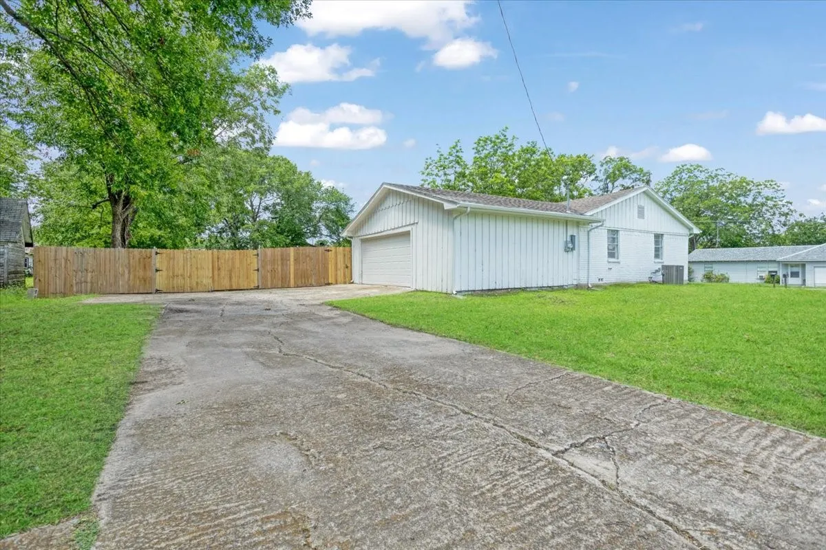 Single Family Residence For Sale in Grayson County , 408 N Gowdy Street, Whitewright, Texas 75491, 4 Bedrooms, 2 Bathrooms, 2 Garage spaces, 1,686 Sqft, built in 1970, Price $224,900, mls#21298400, Real Estate Agent in Whitewright, Homes For Sale in Grayson county, Homes For Sale in Whitewright, Realtor in Whitewright Texas, Real Estate Brokerage Independent Realty Texas, Luminita Cordes Realtor