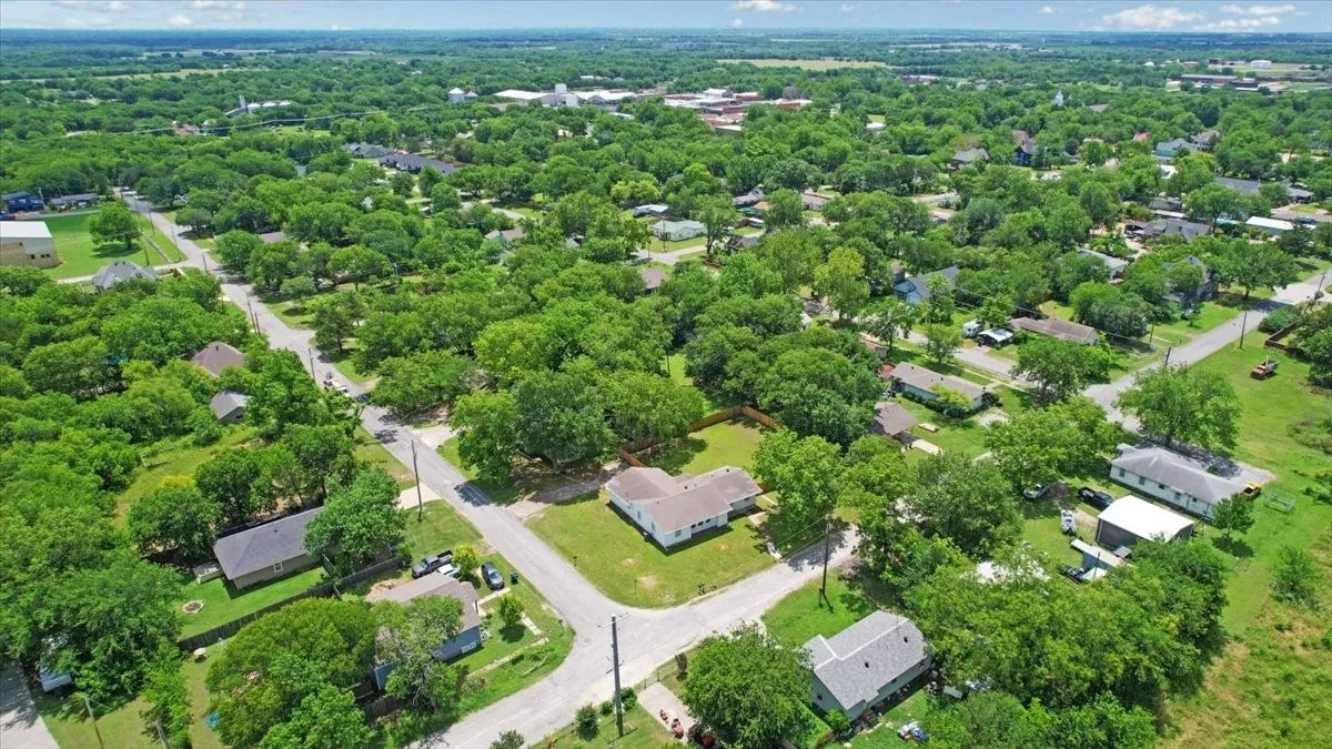 Single Family Residence For Sale in Grayson County , 408 N Gowdy Street, Whitewright, Texas 75491, 4 Bedrooms, 2 Bathrooms, 2 Garage spaces, 1,686 Sqft, built in 1970, Price $224,900, mls#21298400, Real Estate Agent in Whitewright, Homes For Sale in Grayson county, Homes For Sale in Whitewright, Realtor in Whitewright Texas, Real Estate Brokerage Independent Realty Texas, Luminita Cordes Realtor