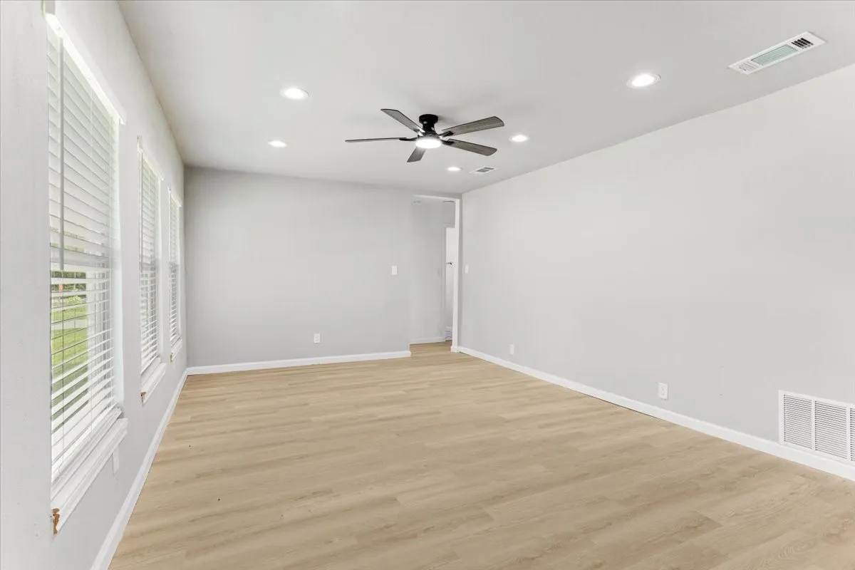 Single Family Residence For Sale in Grayson County , 408 N Gowdy Street, Whitewright, Texas 75491, 4 Bedrooms, 2 Bathrooms, 2 Garage spaces, 1,686 Sqft, built in 1970, Price $224,900, mls#21298400, Real Estate Agent in Whitewright, Homes For Sale in Grayson county, Homes For Sale in Whitewright, Realtor in Whitewright Texas, Real Estate Brokerage Independent Realty Texas, Luminita Cordes Realtor