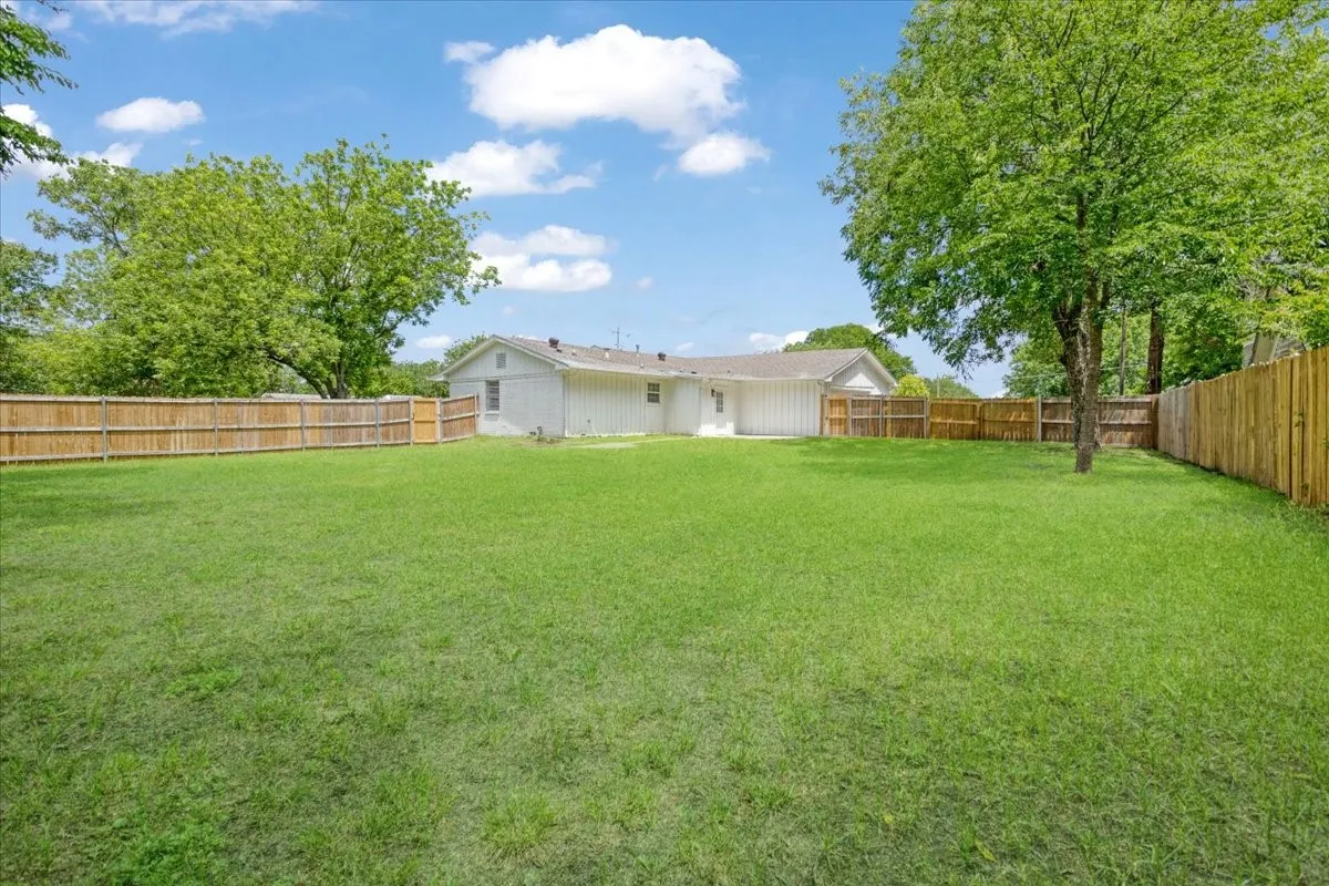 Single Family Residence For Sale in Grayson County , 408 N Gowdy Street, Whitewright, Texas 75491, 4 Bedrooms, 2 Bathrooms, 2 Garage spaces, 1,686 Sqft, built in 1970, Price $224,900, mls#21298400, Real Estate Agent in Whitewright, Homes For Sale in Grayson county, Homes For Sale in Whitewright, Realtor in Whitewright Texas, Real Estate Brokerage Independent Realty Texas, Luminita Cordes Realtor