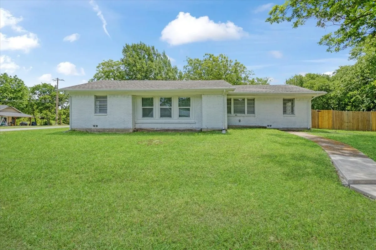 Single Family Residence For Sale in Grayson County , 408 N Gowdy Street, Whitewright, Texas 75491, 4 Bedrooms, 2 Bathrooms, 2 Garage spaces, 1,686 Sqft, built in 1970, Price $224,900, mls#21298400, Real Estate Agent in Whitewright, Homes For Sale in Grayson county, Homes For Sale in Whitewright, Realtor in Whitewright Texas, Real Estate Brokerage Independent Realty Texas, Luminita Cordes Realtor