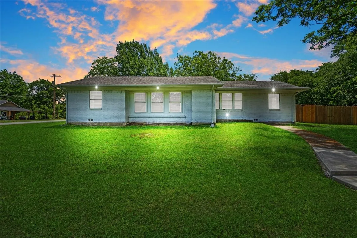 Single Family Residence For Sale in Grayson County , 408 N Gowdy Street, Whitewright, Texas 75491, 4 Bedrooms, 2 Bathrooms, 2 Garage spaces, 1,686 Sqft, built in 1970, Price $224,900, mls#21298400, Real Estate Agent in Whitewright, Homes For Sale in Grayson county, Homes For Sale in Whitewright, Realtor in Whitewright Texas, Real Estate Brokerage Independent Realty Texas, Luminita Cordes Realtor