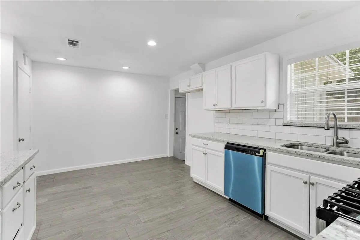 Single Family Residence For Sale in Grayson County , 408 N Gowdy Street, Whitewright, Texas 75491, 4 Bedrooms, 2 Bathrooms, 2 Garage spaces, 1,686 Sqft, built in 1970, Price $224,900, mls#21298400, Real Estate Agent in Whitewright, Homes For Sale in Grayson county, Homes For Sale in Whitewright, Realtor in Whitewright Texas, Real Estate Brokerage Independent Realty Texas, Luminita Cordes Realtor
