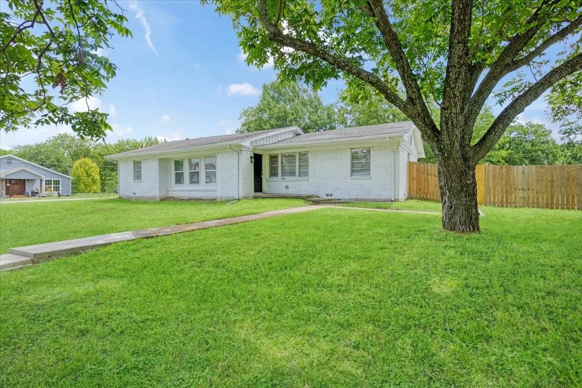 Single Family Residence For Sale in Grayson County , 408 N Gowdy Street, Whitewright, Texas 75491, 4 Bedrooms, 2 Bathrooms, 2 Garage spaces, 1,686 Sqft, built in 1970, Price $224,900, mls#21298400, Real Estate Agent in Whitewright, Homes For Sale in Grayson county, Homes For Sale in Whitewright, Realtor in Whitewright Texas, Real Estate Brokerage Independent Realty Texas, Luminita Cordes Realtor