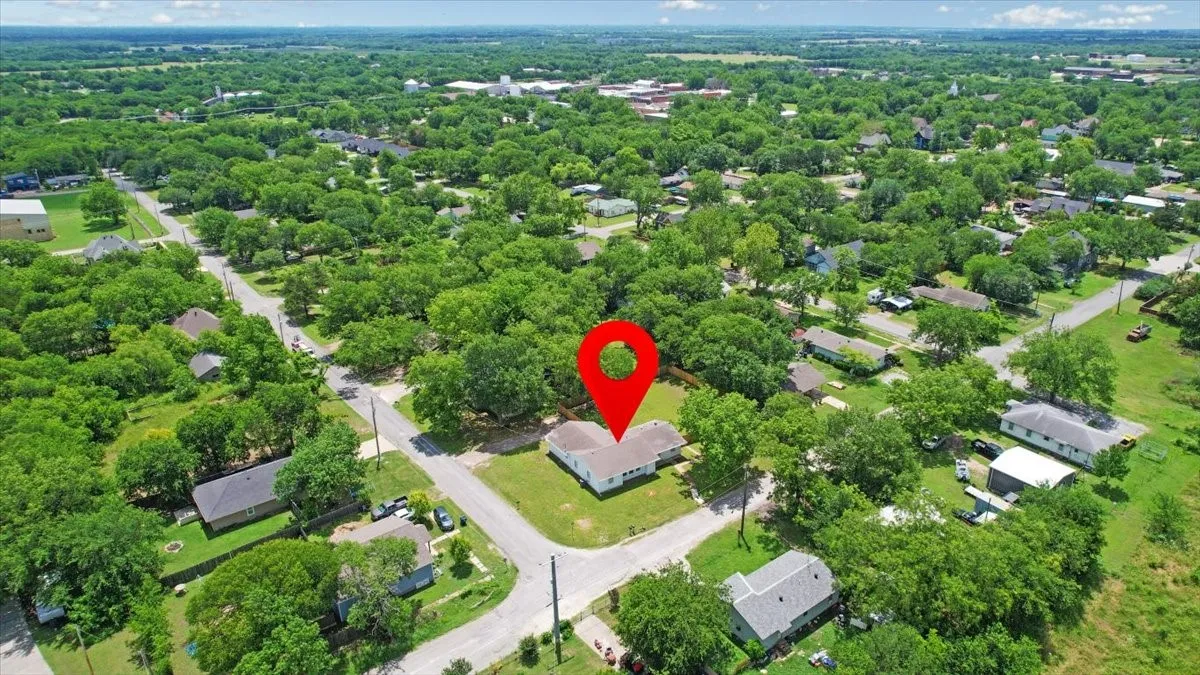 Single Family Residence For Sale in Grayson County , 408 N Gowdy Street, Whitewright, Texas 75491, 4 Bedrooms, 2 Bathrooms, 2 Garage spaces, 1,686 Sqft, built in 1970, Price $224,900, mls#21298400, Real Estate Agent in Whitewright, Homes For Sale in Grayson county, Homes For Sale in Whitewright, Realtor in Whitewright Texas, Real Estate Brokerage Independent Realty Texas, Luminita Cordes Realtor