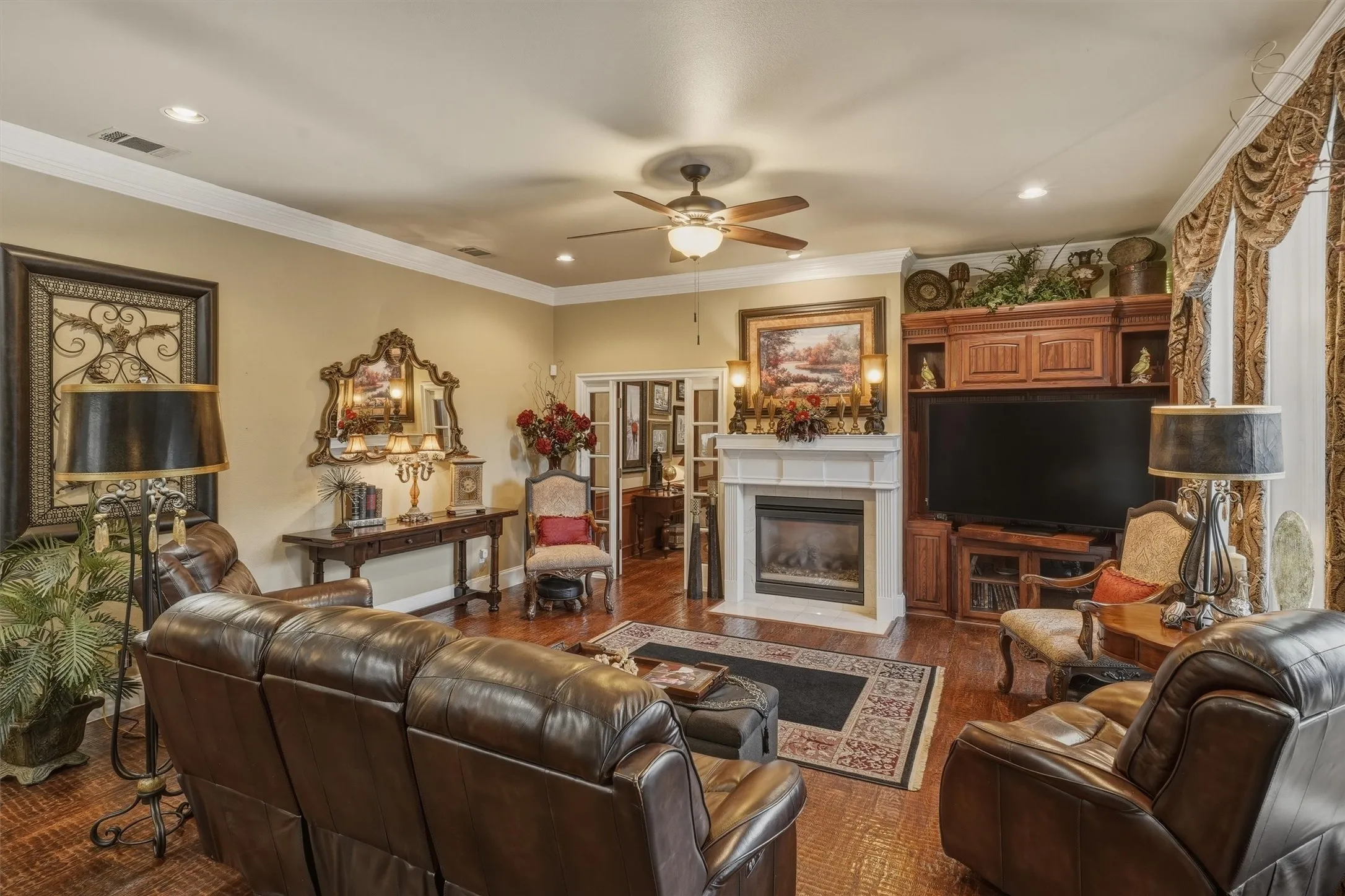 Open to kitchen and breakfast.