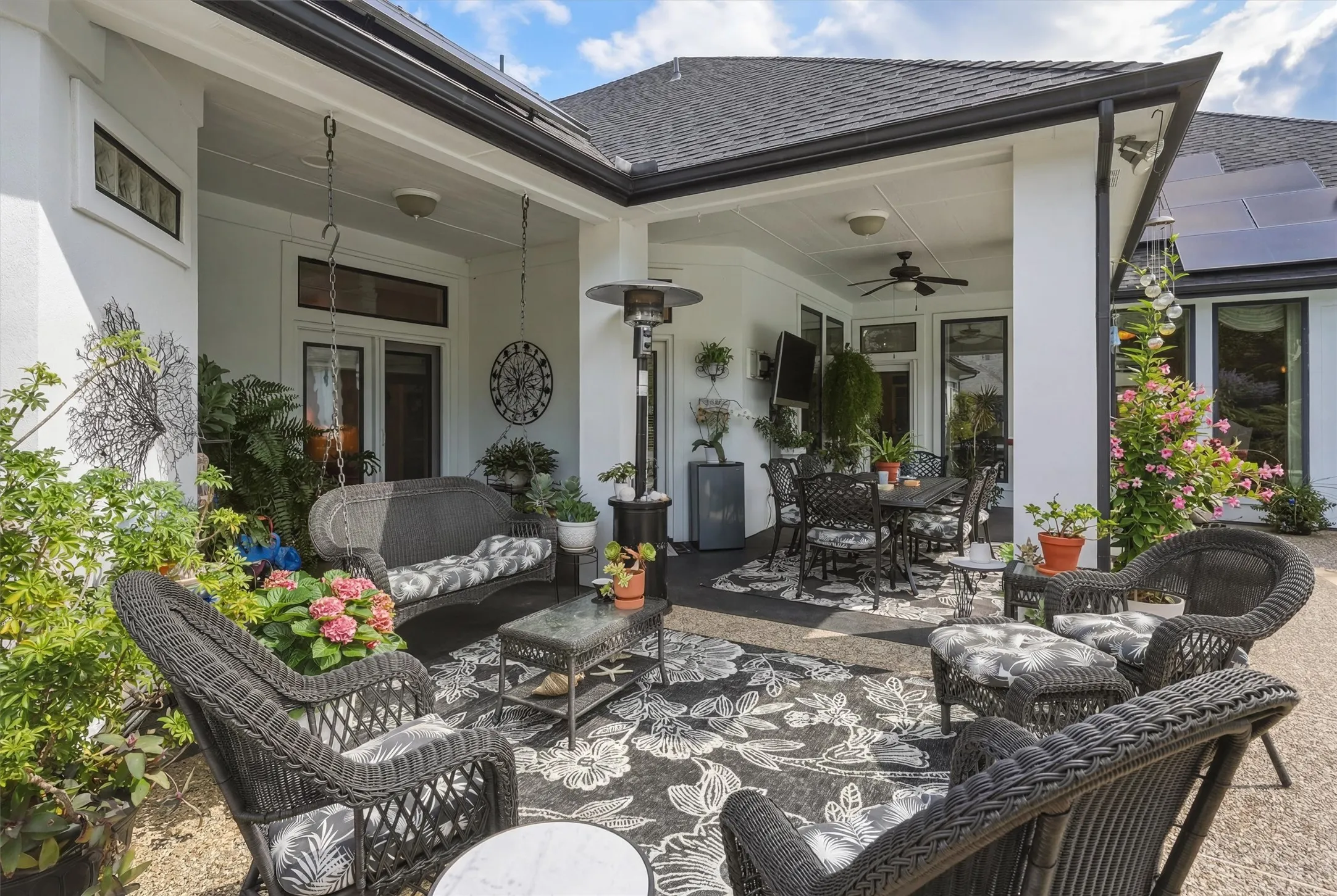 Covered back patio​​‌​​​​‌​​‌‌​‌‌​​​‌‌​‌​‌​‌​​​‌​​ space.
