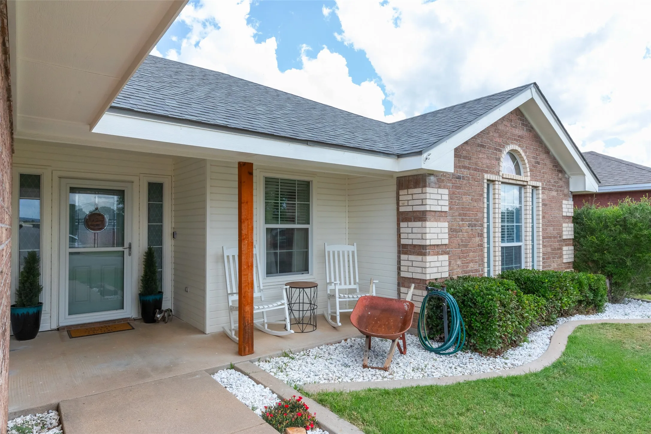Single Family Residence For Sale in Taylor County , 190 Cotton Candy Road, Abilene, Texas 79602, 3 Bedroom, 2 Bathroom, 2 Garage spaces, 1,458 Sqft, built in 2006, mls#21295992, Real Estate Agent in Abilene, Homes For Sale in Taylor county, Homes For Sale in Abilene, Realtor in Abilene Texas, Real Estate Brokerage Independent Realty Texas, Luminita Cordes Realtor