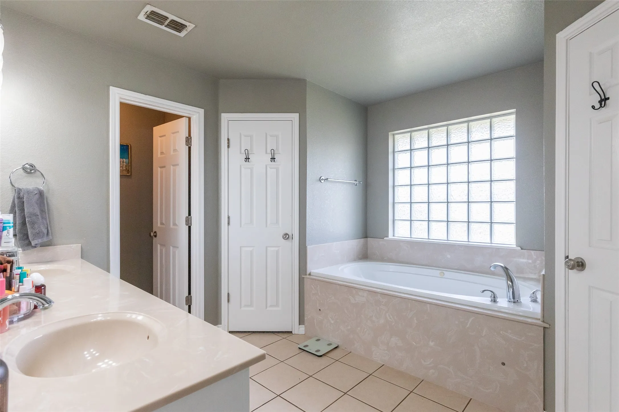 Single Family Residence For Sale in Taylor County , 190 Cotton Candy Road, Abilene, Texas 79602, 3 Bedroom, 2 Bathroom, 2 Garage spaces, 1,458 Sqft, built in 2006, mls#21295992, Real Estate Agent in Abilene, Homes For Sale in Taylor county, Homes For Sale in Abilene, Realtor in Abilene Texas, Real Estate Brokerage Independent Realty Texas, Luminita Cordes Realtor