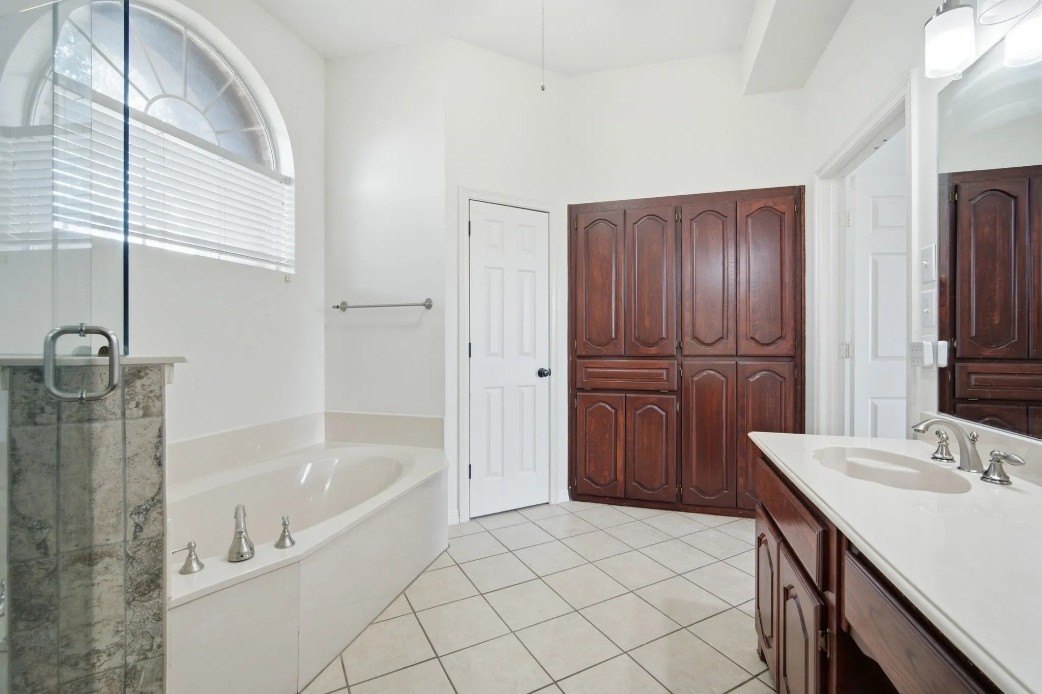 Single Family Residence For Sale in Ellis County , 431 Mcalpin Road, Midlothian, Texas 76065, 4 Bedroom, 3 Bathroom, Garage spaces, 2,666 Sqft, built in 1996, mls#21296310, Real Estate Agent in Midlothian, Homes For Sale in Ellis county, Homes For Sale in Midlothian, Realtor in Midlothian Texas, Real Estate Brokerage Independent Realty Texas, Luminita Cordes Realtor