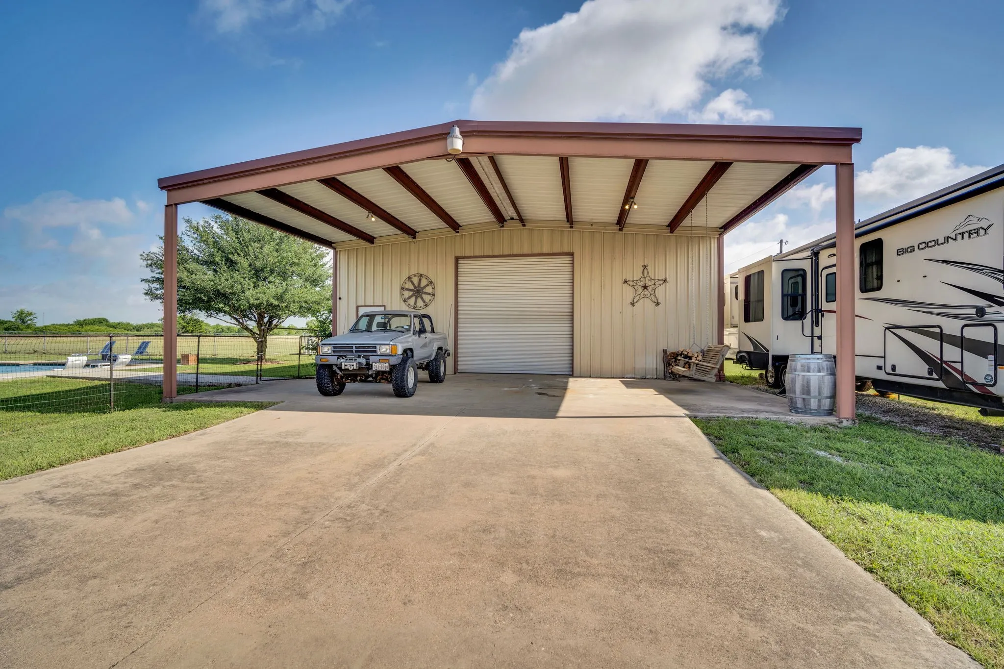 Single Family Residence For Sale in Ellis County , 431 Mcalpin Road, Midlothian, Texas 76065, 4 Bedroom, 3 Bathroom, Garage spaces, 2,666 Sqft, built in 1996, mls#21296310, Real Estate Agent in Midlothian, Homes For Sale in Ellis county, Homes For Sale in Midlothian, Realtor in Midlothian Texas, Real Estate Brokerage Independent Realty Texas, Luminita Cordes Realtor