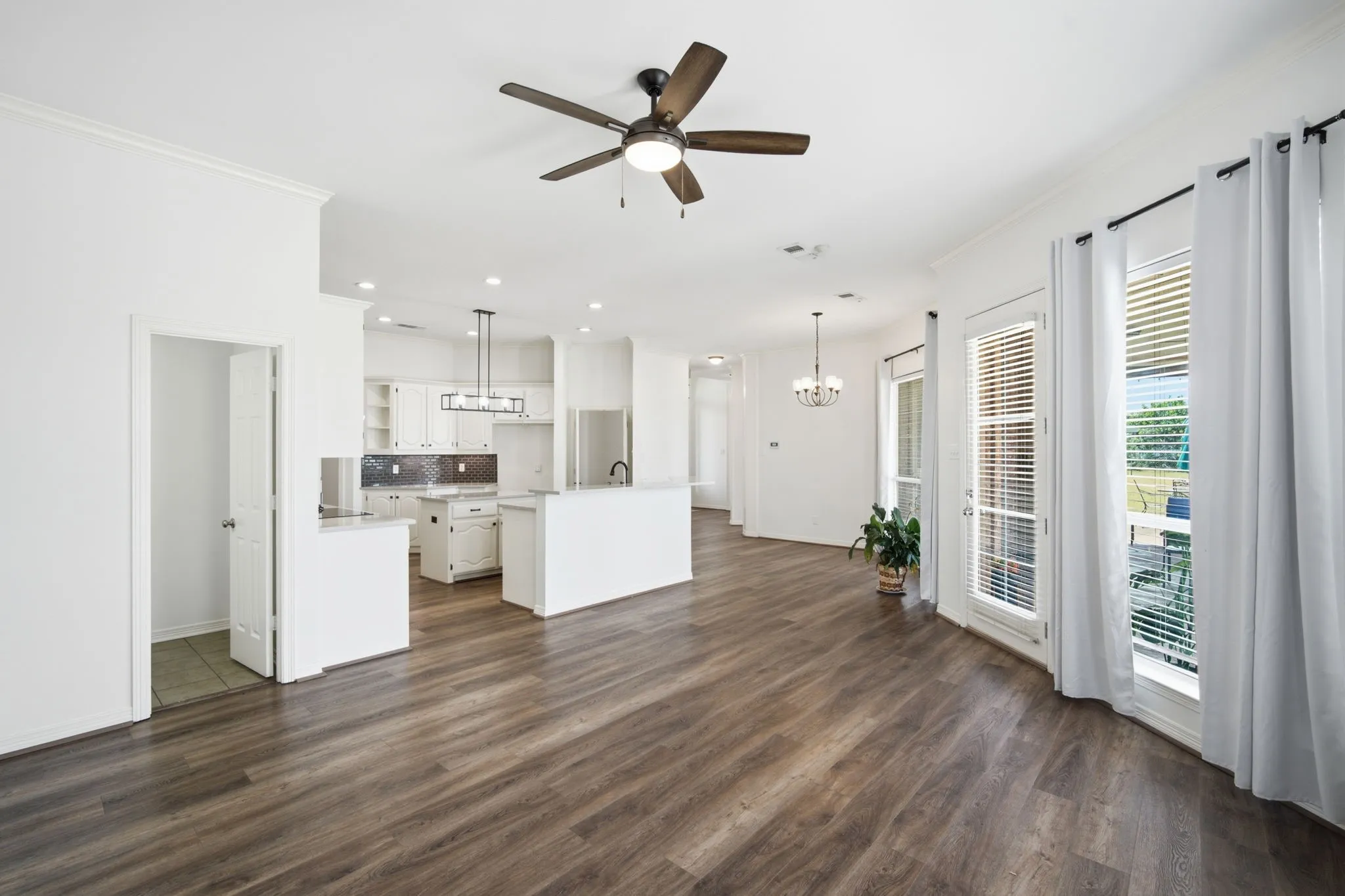 Single Family Residence For Sale in Ellis County , 431 Mcalpin Road, Midlothian, Texas 76065, 4 Bedroom, 3 Bathroom, Garage spaces, 2,666 Sqft, built in 1996, mls#21296310, Real Estate Agent in Midlothian, Homes For Sale in Ellis county, Homes For Sale in Midlothian, Realtor in Midlothian Texas, Real Estate Brokerage Independent Realty Texas, Luminita Cordes Realtor