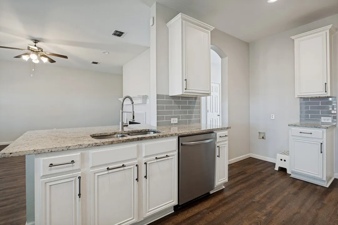 Single Family Residence For Sale in Dallas County , 5240 Lake Grove Drive, Grand Prairie, Texas 75052, 4 Bedroom, 3 Bathroom, 2 Garage spaces, 2,835 Sqft, built in 2005, mls#21296822, Real Estate Agent in Grand Prairie, Homes For Sale in Dallas county, Homes For Sale in Grand Prairie, Realtor in Grand Prairie Texas, Real Estate Brokerage Independent Realty Texas, Luminita Cordes Realtor