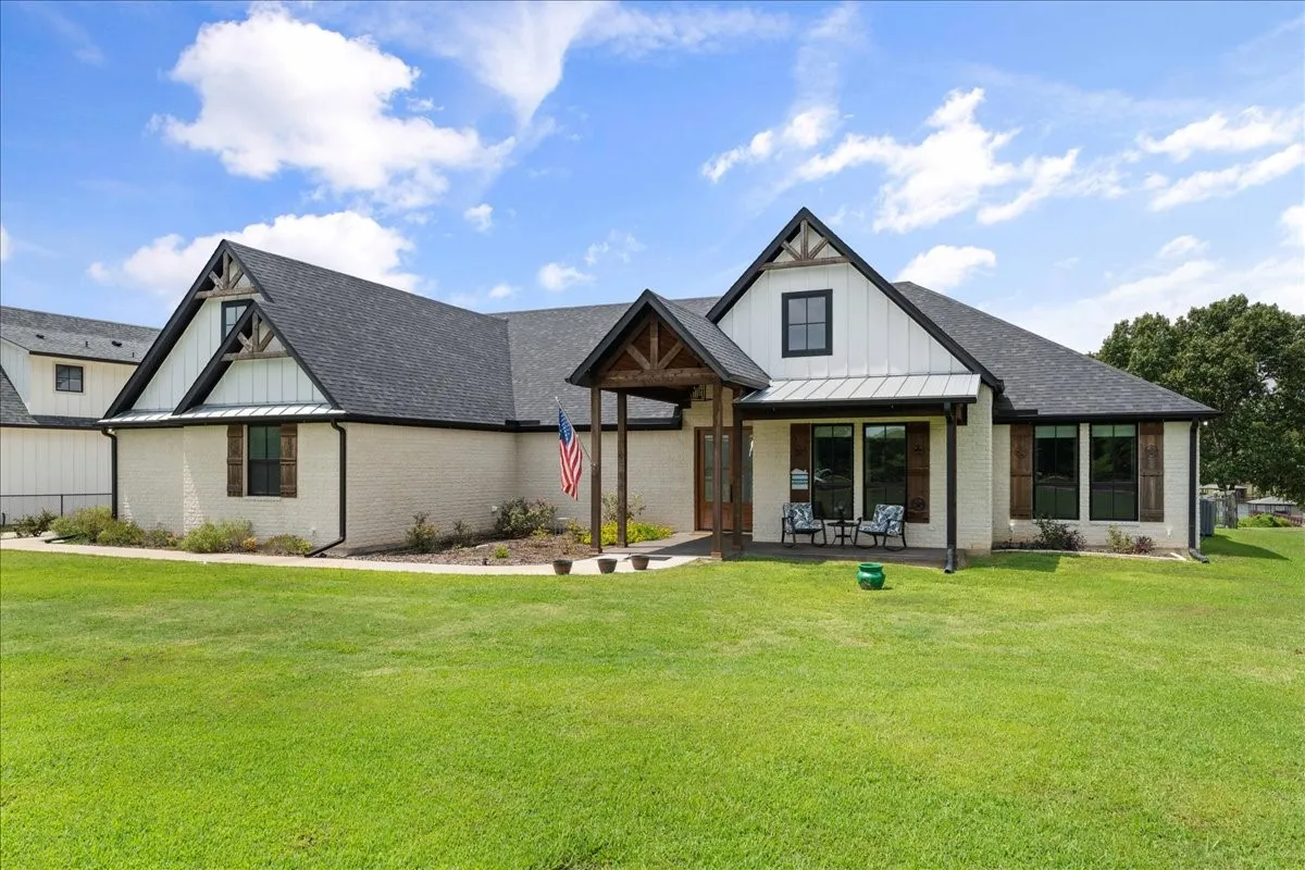 Single Family Residence For Sale in Wood County , 480 County Road 1927, Yantis, Texas 75497, 4 Bedroom, 3 Bathroom, 3 Garage spaces, 3,069 Sqft, built in 2021, mls#21298503, Real Estate Agent in Yantis, Homes For Sale in Wood county, Homes For Sale in Yantis, Realtor in Yantis Texas, Real Estate Brokerage Independent Realty Texas, Luminita Cordes Realtor