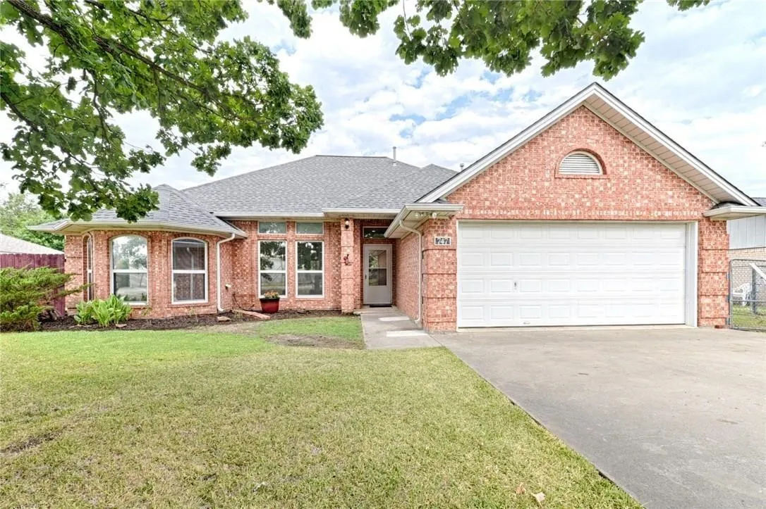 Single Family Residence For Sale in Denton County , 747 E 6th Street, Krum, Texas 76249, 3 Bedroom, 2 Bathroom, 2 Garage spaces, 1,578 Sqft, built in 1995, mls#21298512, Real Estate Agent in Krum, Homes For Sale in Denton county, Homes For Sale in Krum, Realtor in Krum Texas, Real Estate Brokerage Independent Realty Texas, Luminita Cordes Realtor