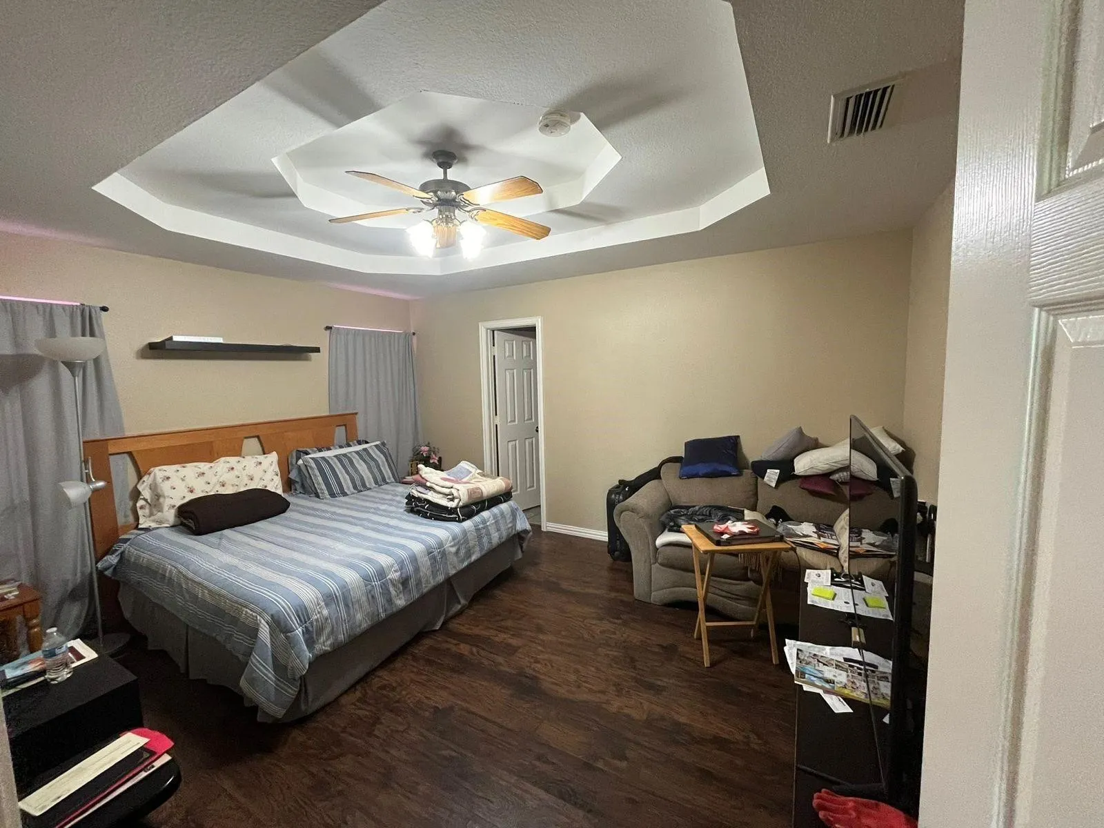 Tray ceiling with recessed lighting and a ceiling fan