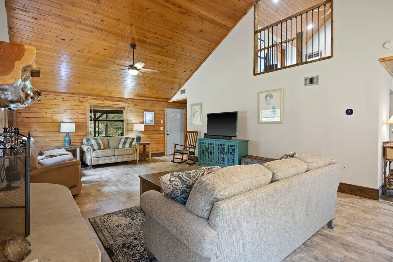 Single Family Residence For Sale in Titus County , 579 FM 2882, Mt Pleasant, Texas 75455, 3 Bedroom, 2 Bathroom, Garage spaces, 2,115 Sqft, built in 1988, mls#21298489, Real Estate Agent in Mt Pleasant, Homes For Sale in Titus county, Homes For Sale in Mt Pleasant, Realtor in Mt Pleasant Texas, Real Estate Brokerage Independent Realty Texas, Luminita Cordes Realtor
