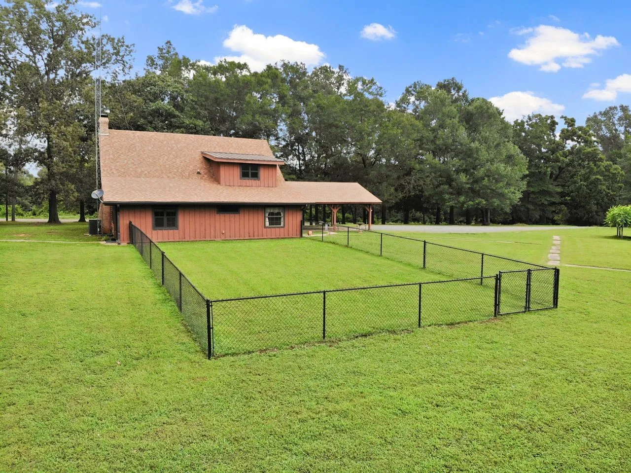 Single Family Residence For Sale in Titus County , 579 FM 2882, Mt Pleasant, Texas 75455, 3 Bedroom, 2 Bathroom, Garage spaces, 2,115 Sqft, built in 1988, mls#21298489, Real Estate Agent in Mt Pleasant, Homes For Sale in Titus county, Homes For Sale in Mt Pleasant, Realtor in Mt Pleasant Texas, Real Estate Brokerage Independent Realty Texas, Luminita Cordes Realtor