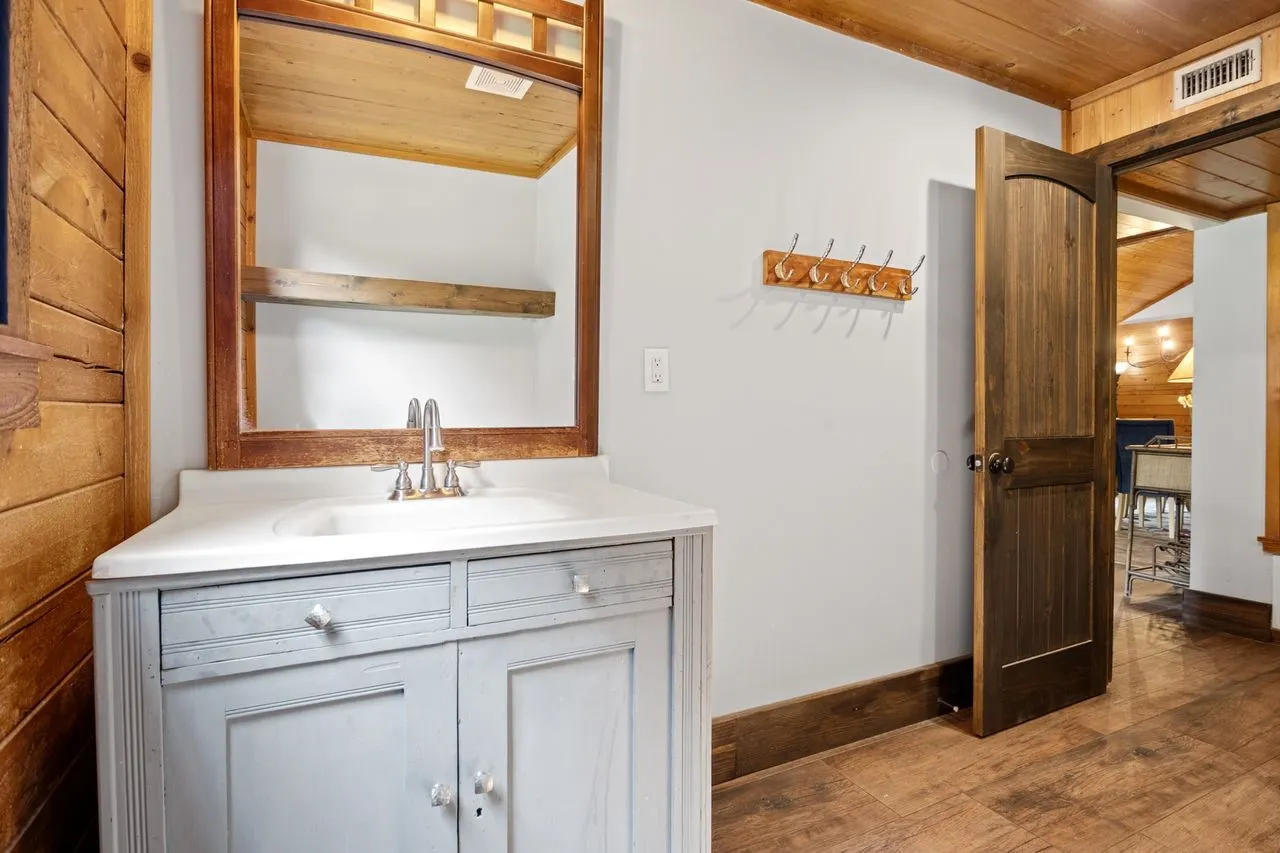 Single Family Residence For Sale in Titus County , 579 FM 2882, Mt Pleasant, Texas 75455, 3 Bedroom, 2 Bathroom, Garage spaces, 2,115 Sqft, built in 1988, mls#21298489, Real Estate Agent in Mt Pleasant, Homes For Sale in Titus county, Homes For Sale in Mt Pleasant, Realtor in Mt Pleasant Texas, Real Estate Brokerage Independent Realty Texas, Luminita Cordes Realtor