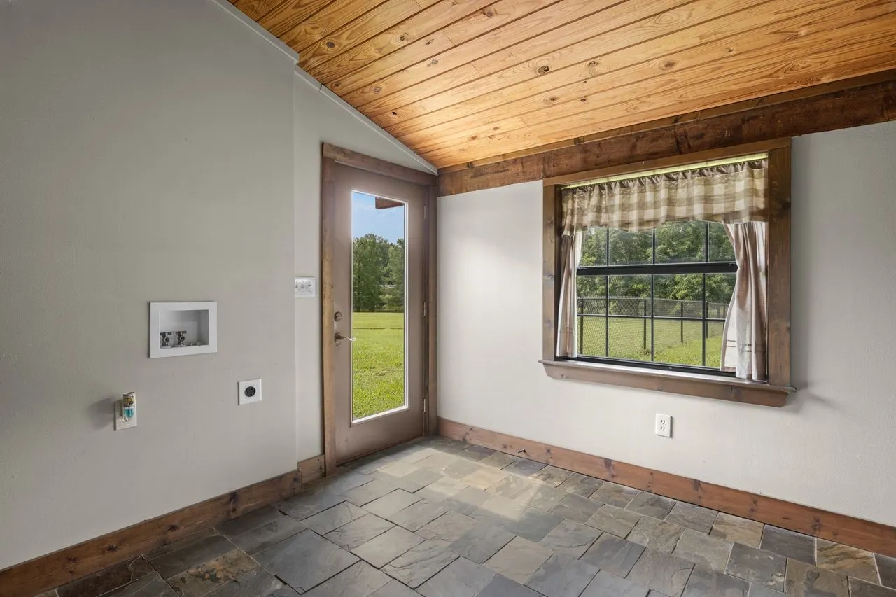 Single Family Residence For Sale in Titus County , 579 FM 2882, Mt Pleasant, Texas 75455, 3 Bedroom, 2 Bathroom, Garage spaces, 2,115 Sqft, built in 1988, mls#21298489, Real Estate Agent in Mt Pleasant, Homes For Sale in Titus county, Homes For Sale in Mt Pleasant, Realtor in Mt Pleasant Texas, Real Estate Brokerage Independent Realty Texas, Luminita Cordes Realtor