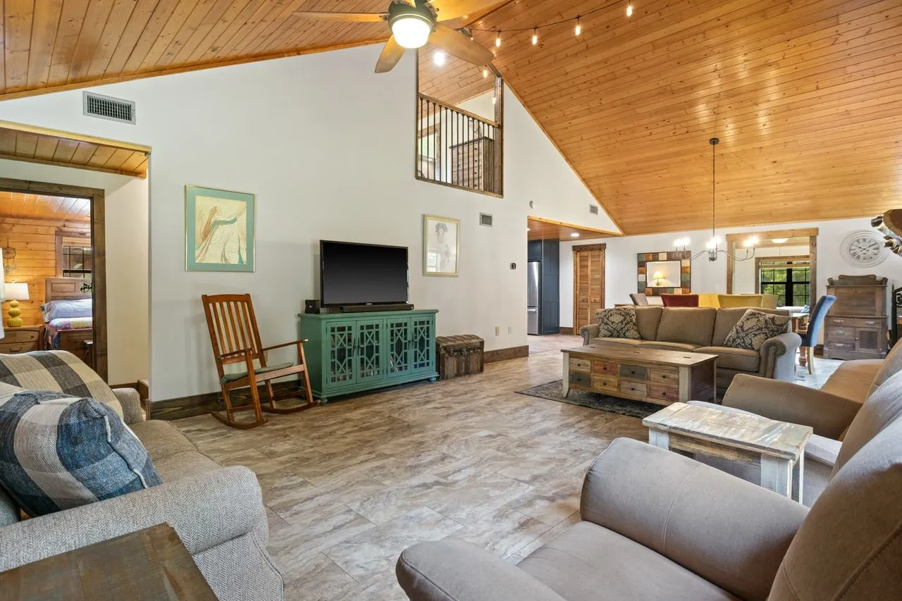 Single Family Residence For Sale in Titus County , 579 FM 2882, Mt Pleasant, Texas 75455, 3 Bedroom, 2 Bathroom, Garage spaces, 2,115 Sqft, built in 1988, mls#21298489, Real Estate Agent in Mt Pleasant, Homes For Sale in Titus county, Homes For Sale in Mt Pleasant, Realtor in Mt Pleasant Texas, Real Estate Brokerage Independent Realty Texas, Luminita Cordes Realtor