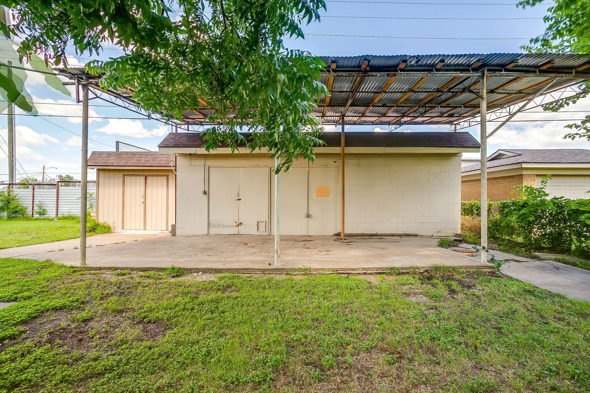 Single Family Residence For Sale in Tarrant County , 601 Perry Drive, White Settlement, Texas 76108, 3 Bedroom, 2 Bathroom, 2 Garage spaces, 1,411 Sqft, built in 1956, mls#21295211, Real Estate Agent in White Settlement, Homes For Sale in Tarrant county, Homes For Sale in White Settlement, Realtor in White Settlement Texas, Real Estate Brokerage Independent Realty Texas, Luminita Cordes Realtor