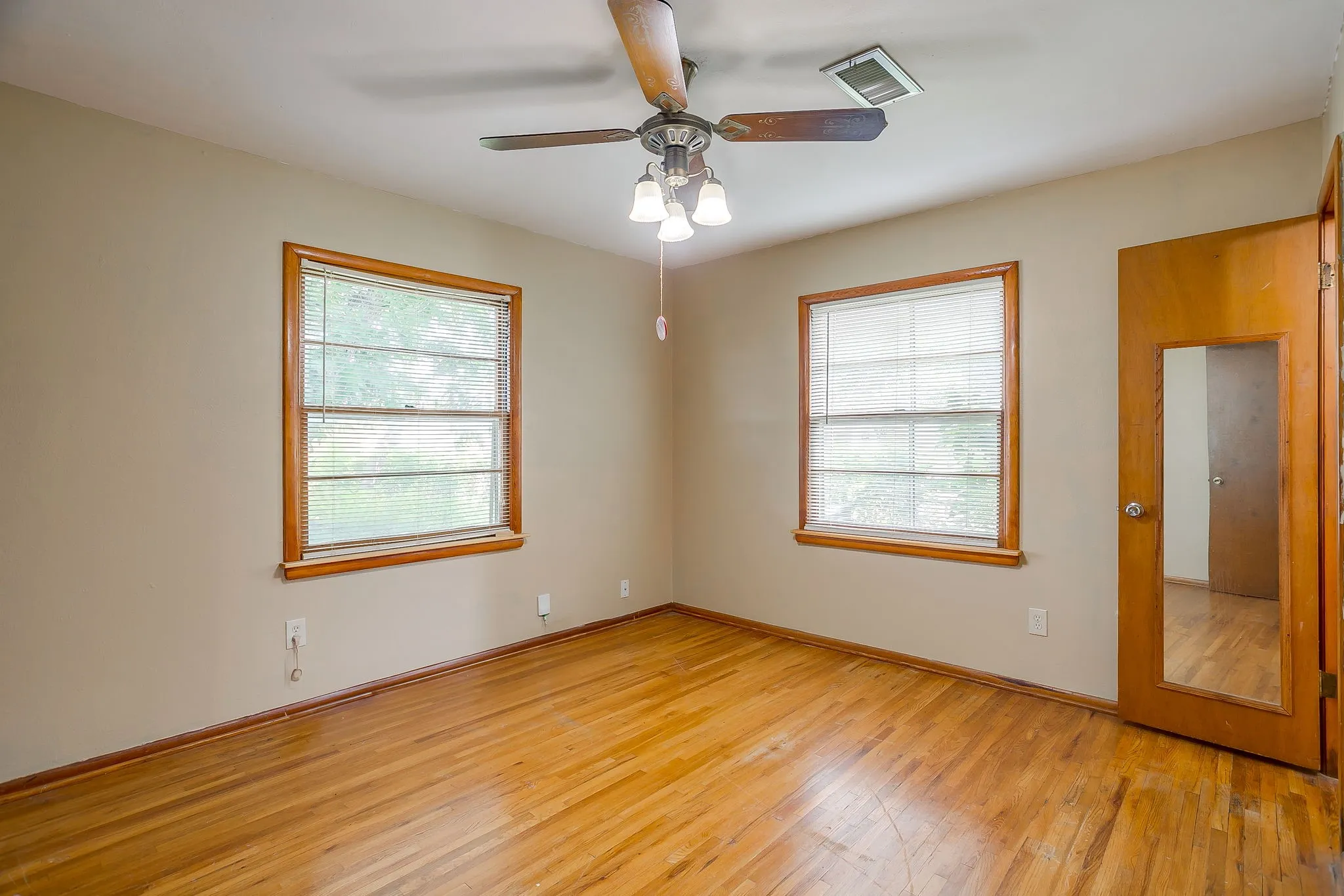 Single Family Residence For Sale in Tarrant County , 601 Perry Drive, White Settlement, Texas 76108, 3 Bedroom, 2 Bathroom, 2 Garage spaces, 1,411 Sqft, built in 1956, mls#21295211, Real Estate Agent in White Settlement, Homes For Sale in Tarrant county, Homes For Sale in White Settlement, Realtor in White Settlement Texas, Real Estate Brokerage Independent Realty Texas, Luminita Cordes Realtor