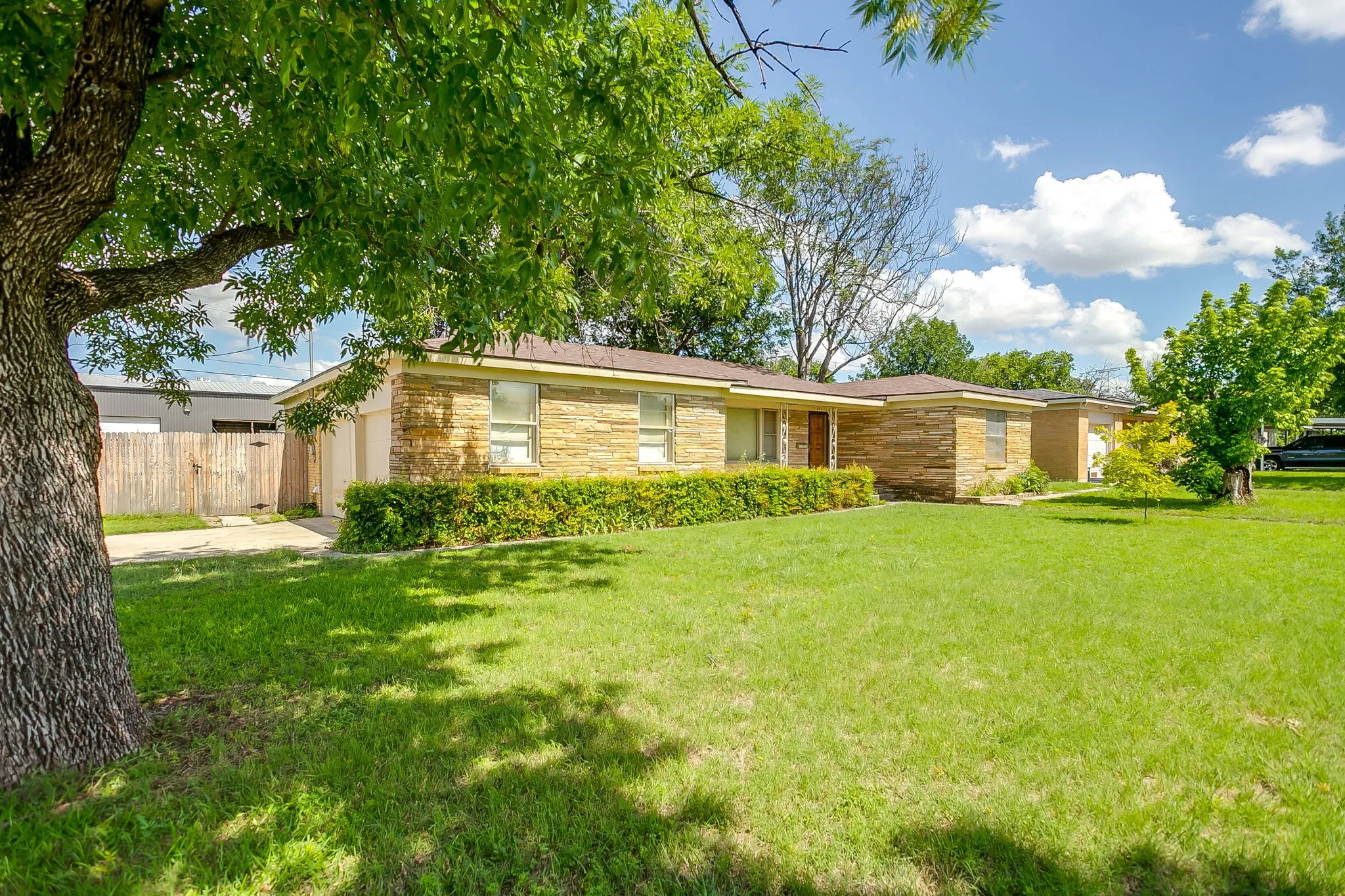 Single Family Residence For Sale in Tarrant County , 601 Perry Drive, White Settlement, Texas 76108, 3 Bedroom, 2 Bathroom, 2 Garage spaces, 1,411 Sqft, built in 1956, mls#21295211, Real Estate Agent in White Settlement, Homes For Sale in Tarrant county, Homes For Sale in White Settlement, Realtor in White Settlement Texas, Real Estate Brokerage Independent Realty Texas, Luminita Cordes Realtor