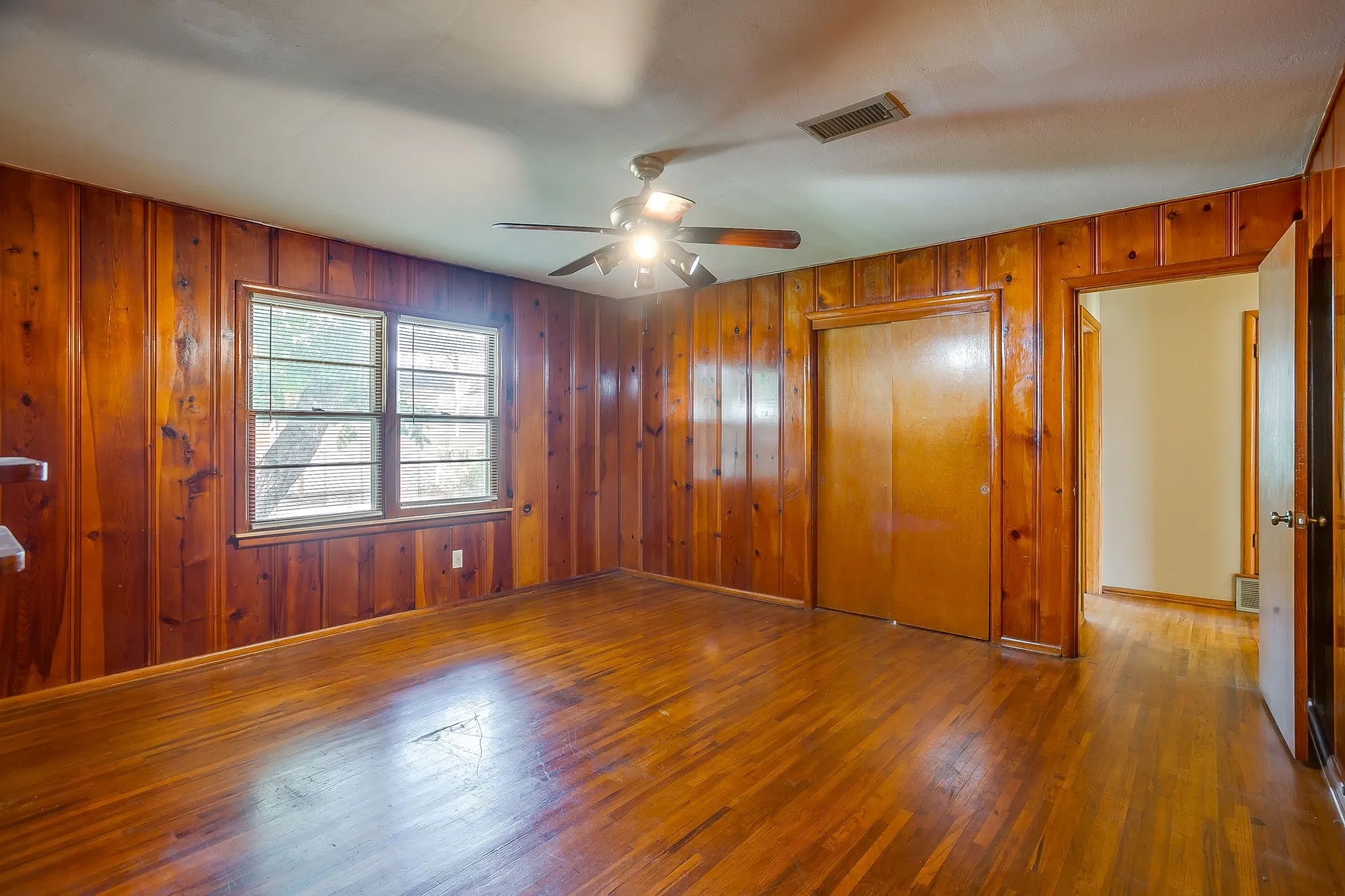 Single Family Residence For Sale in Tarrant County , 601 Perry Drive, White Settlement, Texas 76108, 3 Bedroom, 2 Bathroom, 2 Garage spaces, 1,411 Sqft, built in 1956, mls#21295211, Real Estate Agent in White Settlement, Homes For Sale in Tarrant county, Homes For Sale in White Settlement, Realtor in White Settlement Texas, Real Estate Brokerage Independent Realty Texas, Luminita Cordes Realtor