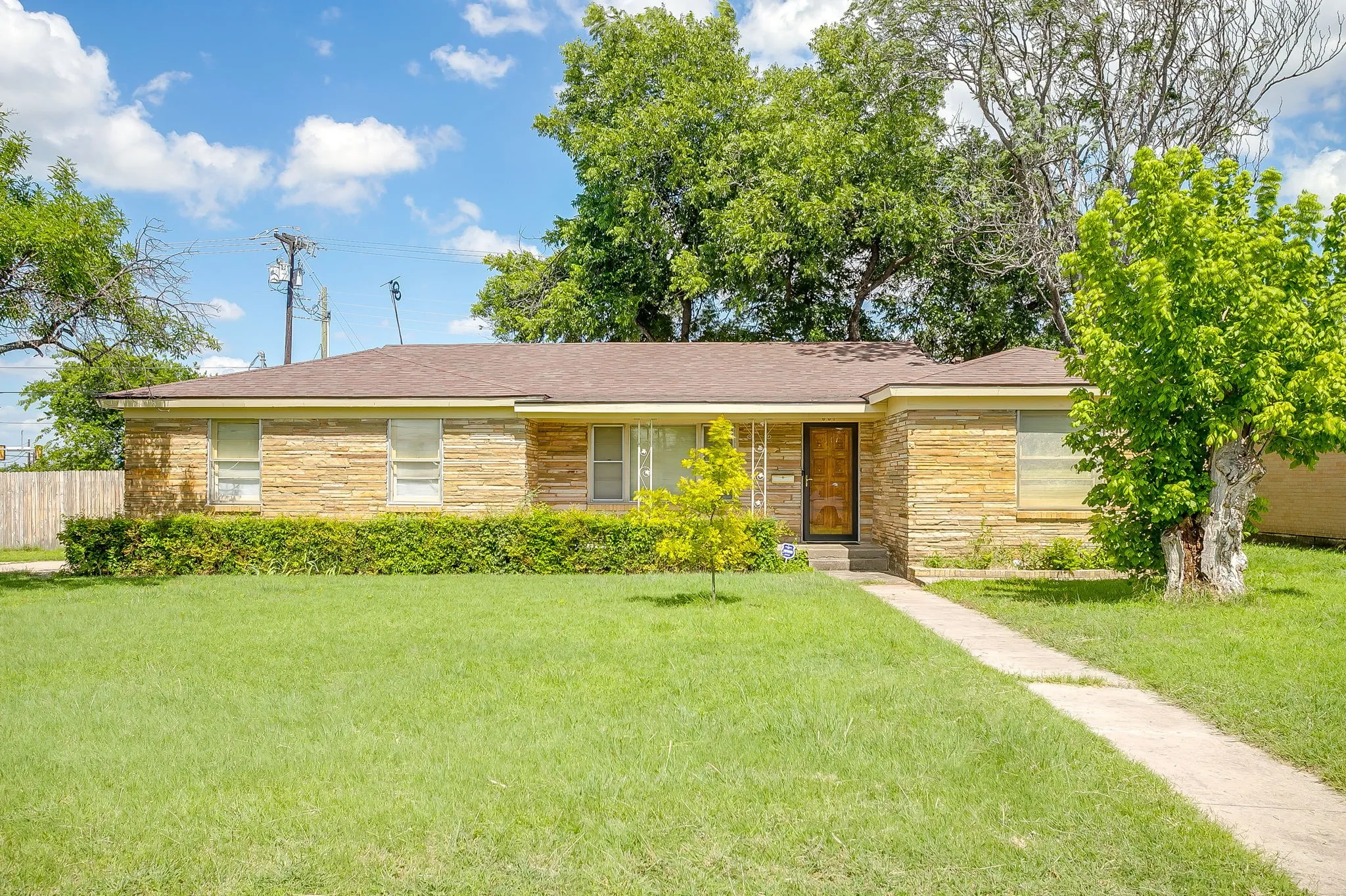 Single Family Residence For Sale in Tarrant County , 601 Perry Drive, White Settlement, Texas 76108, 3 Bedroom, 2 Bathroom, 2 Garage spaces, 1,411 Sqft, built in 1956, mls#21295211, Real Estate Agent in White Settlement, Homes For Sale in Tarrant county, Homes For Sale in White Settlement, Realtor in White Settlement Texas, Real Estate Brokerage Independent Realty Texas, Luminita Cordes Realtor