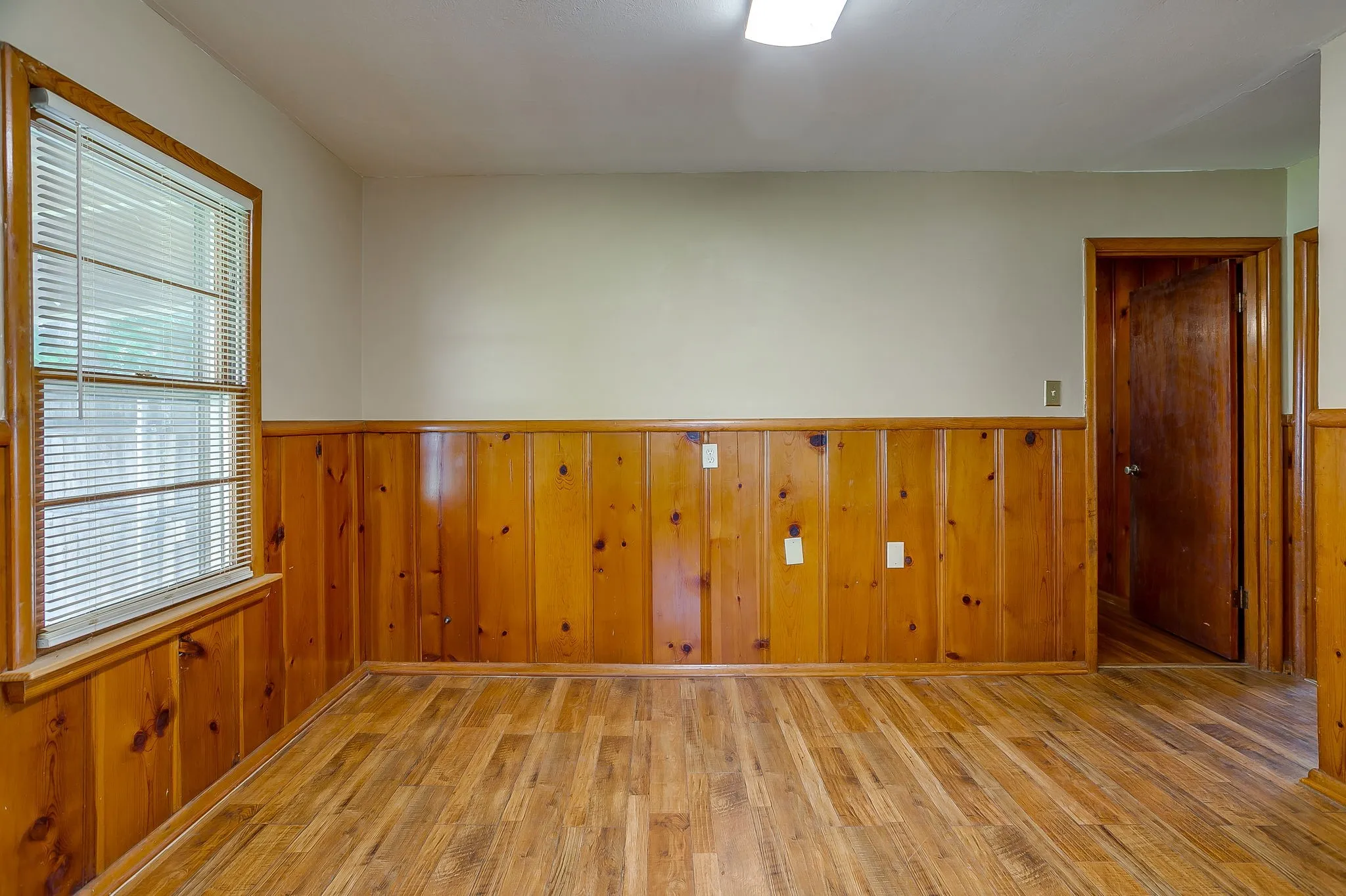 Single Family Residence For Sale in Tarrant County , 601 Perry Drive, White Settlement, Texas 76108, 3 Bedroom, 2 Bathroom, 2 Garage spaces, 1,411 Sqft, built in 1956, mls#21295211, Real Estate Agent in White Settlement, Homes For Sale in Tarrant county, Homes For Sale in White Settlement, Realtor in White Settlement Texas, Real Estate Brokerage Independent Realty Texas, Luminita Cordes Realtor