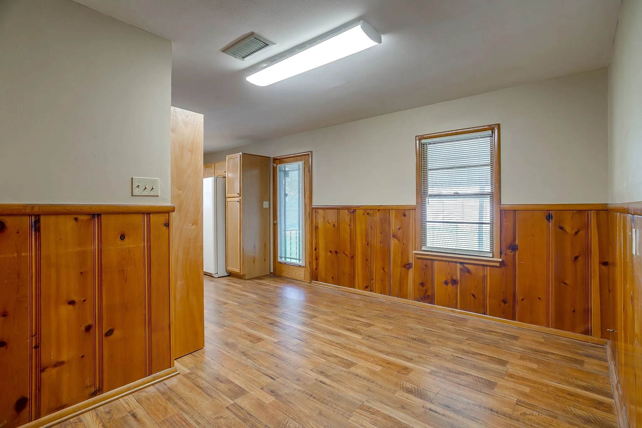 Single Family Residence For Sale in Tarrant County , 601 Perry Drive, White Settlement, Texas 76108, 3 Bedroom, 2 Bathroom, 2 Garage spaces, 1,411 Sqft, built in 1956, mls#21295211, Real Estate Agent in White Settlement, Homes For Sale in Tarrant county, Homes For Sale in White Settlement, Realtor in White Settlement Texas, Real Estate Brokerage Independent Realty Texas, Luminita Cordes Realtor