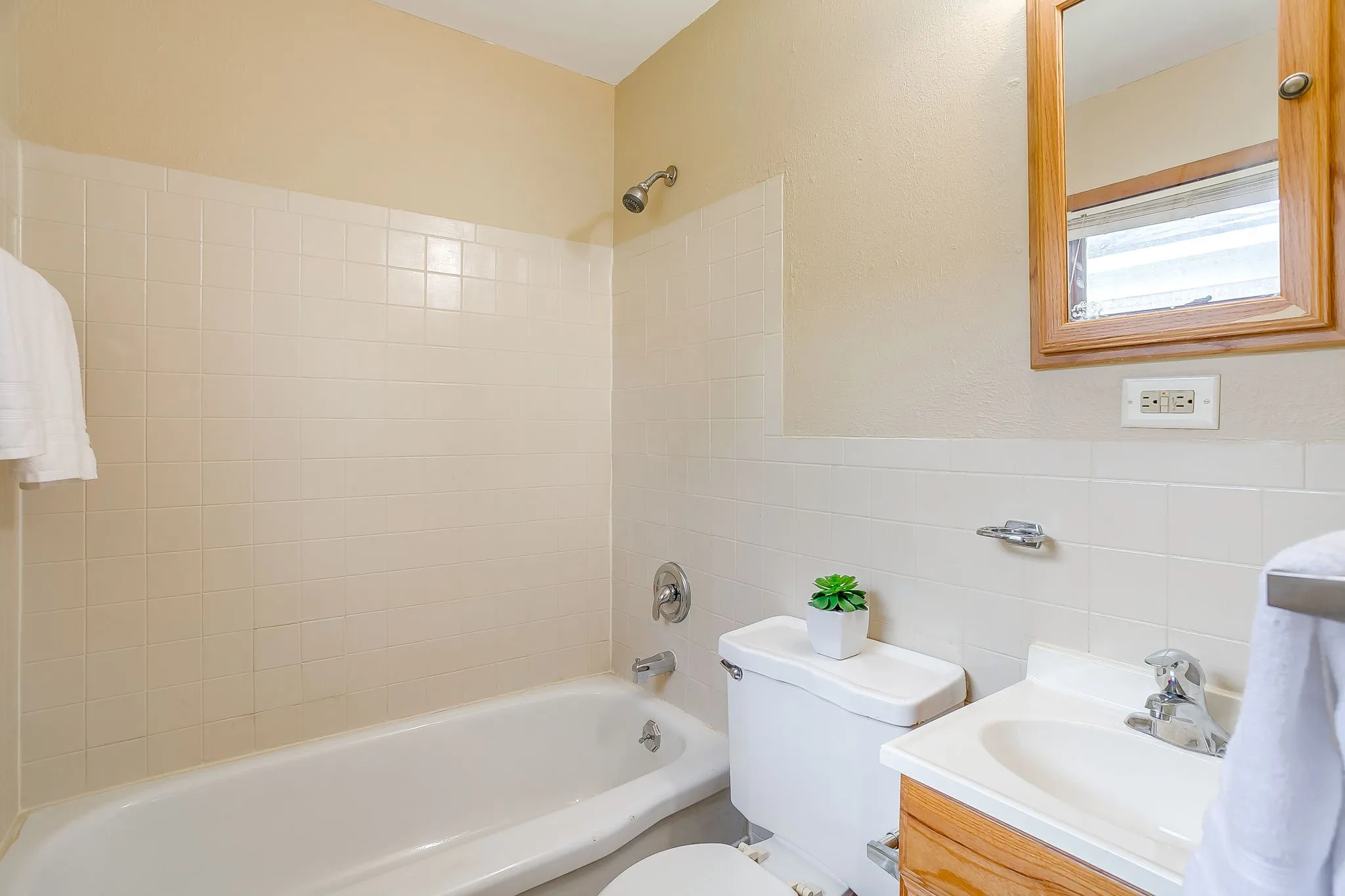 Single Family Residence For Sale in Tarrant County , 601 Perry Drive, White Settlement, Texas 76108, 3 Bedroom, 2 Bathroom, 2 Garage spaces, 1,411 Sqft, built in 1956, mls#21295211, Real Estate Agent in White Settlement, Homes For Sale in Tarrant county, Homes For Sale in White Settlement, Realtor in White Settlement Texas, Real Estate Brokerage Independent Realty Texas, Luminita Cordes Realtor