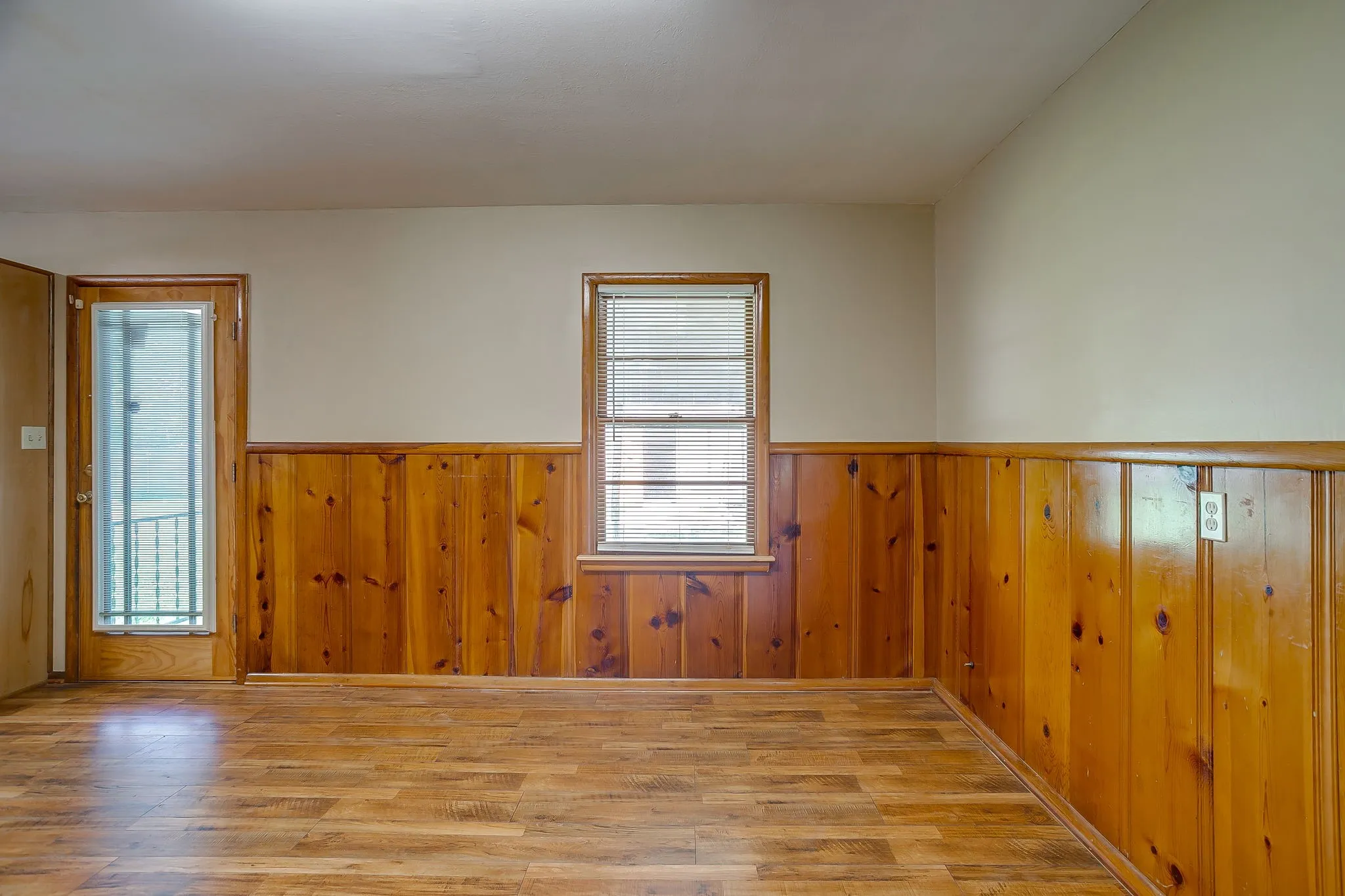 Single Family Residence For Sale in Tarrant County , 601 Perry Drive, White Settlement, Texas 76108, 3 Bedroom, 2 Bathroom, 2 Garage spaces, 1,411 Sqft, built in 1956, mls#21295211, Real Estate Agent in White Settlement, Homes For Sale in Tarrant county, Homes For Sale in White Settlement, Realtor in White Settlement Texas, Real Estate Brokerage Independent Realty Texas, Luminita Cordes Realtor