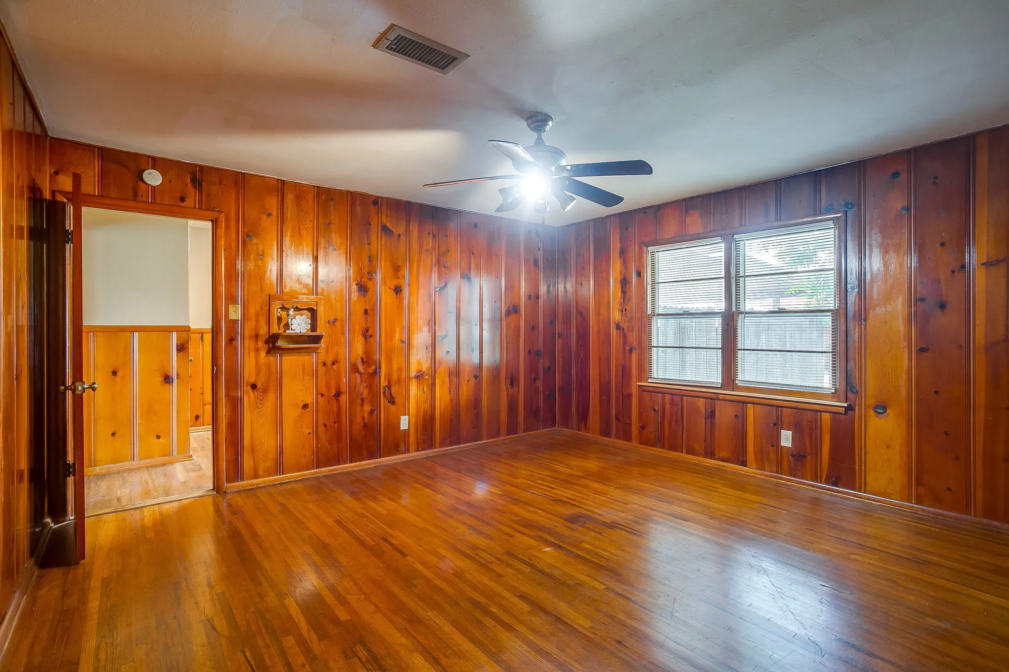 Single Family Residence For Sale in Tarrant County , 601 Perry Drive, White Settlement, Texas 76108, 3 Bedroom, 2 Bathroom, 2 Garage spaces, 1,411 Sqft, built in 1956, mls#21295211, Real Estate Agent in White Settlement, Homes For Sale in Tarrant county, Homes For Sale in White Settlement, Realtor in White Settlement Texas, Real Estate Brokerage Independent Realty Texas, Luminita Cordes Realtor