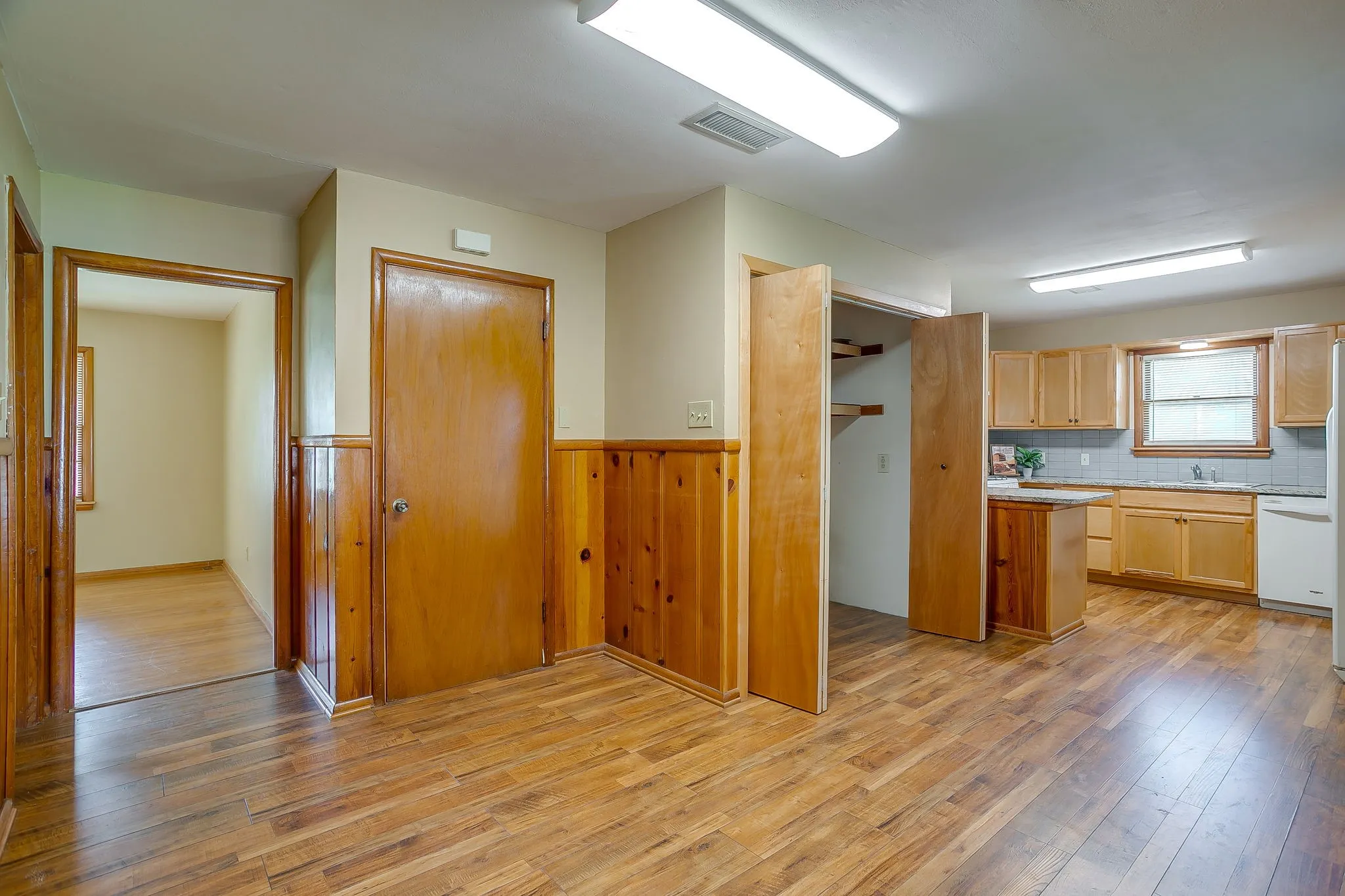 Single Family Residence For Sale in Tarrant County , 601 Perry Drive, White Settlement, Texas 76108, 3 Bedroom, 2 Bathroom, 2 Garage spaces, 1,411 Sqft, built in 1956, mls#21295211, Real Estate Agent in White Settlement, Homes For Sale in Tarrant county, Homes For Sale in White Settlement, Realtor in White Settlement Texas, Real Estate Brokerage Independent Realty Texas, Luminita Cordes Realtor