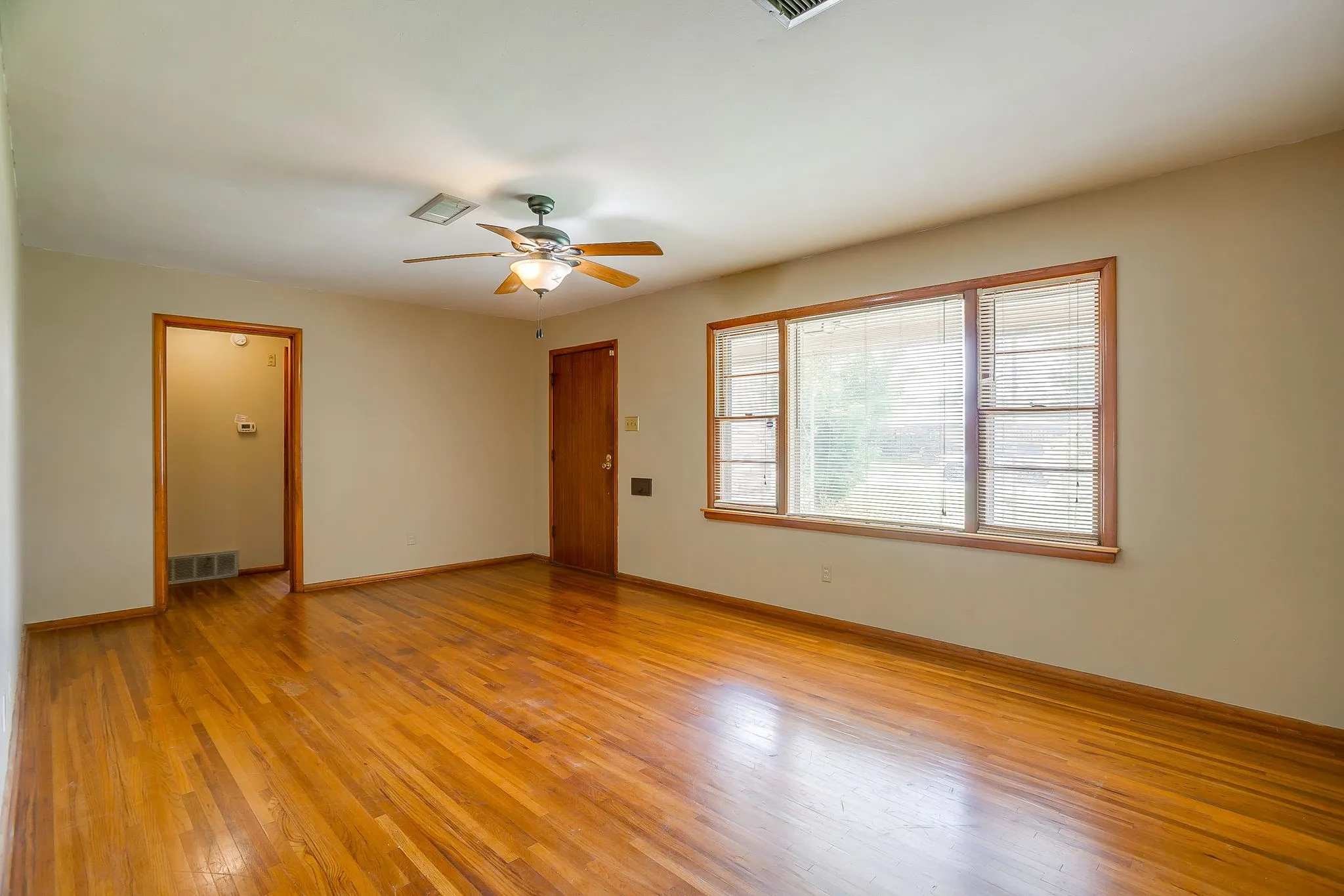Single Family Residence For Sale in Tarrant County , 601 Perry Drive, White Settlement, Texas 76108, 3 Bedroom, 2 Bathroom, 2 Garage spaces, 1,411 Sqft, built in 1956, mls#21295211, Real Estate Agent in White Settlement, Homes For Sale in Tarrant county, Homes For Sale in White Settlement, Realtor in White Settlement Texas, Real Estate Brokerage Independent Realty Texas, Luminita Cordes Realtor