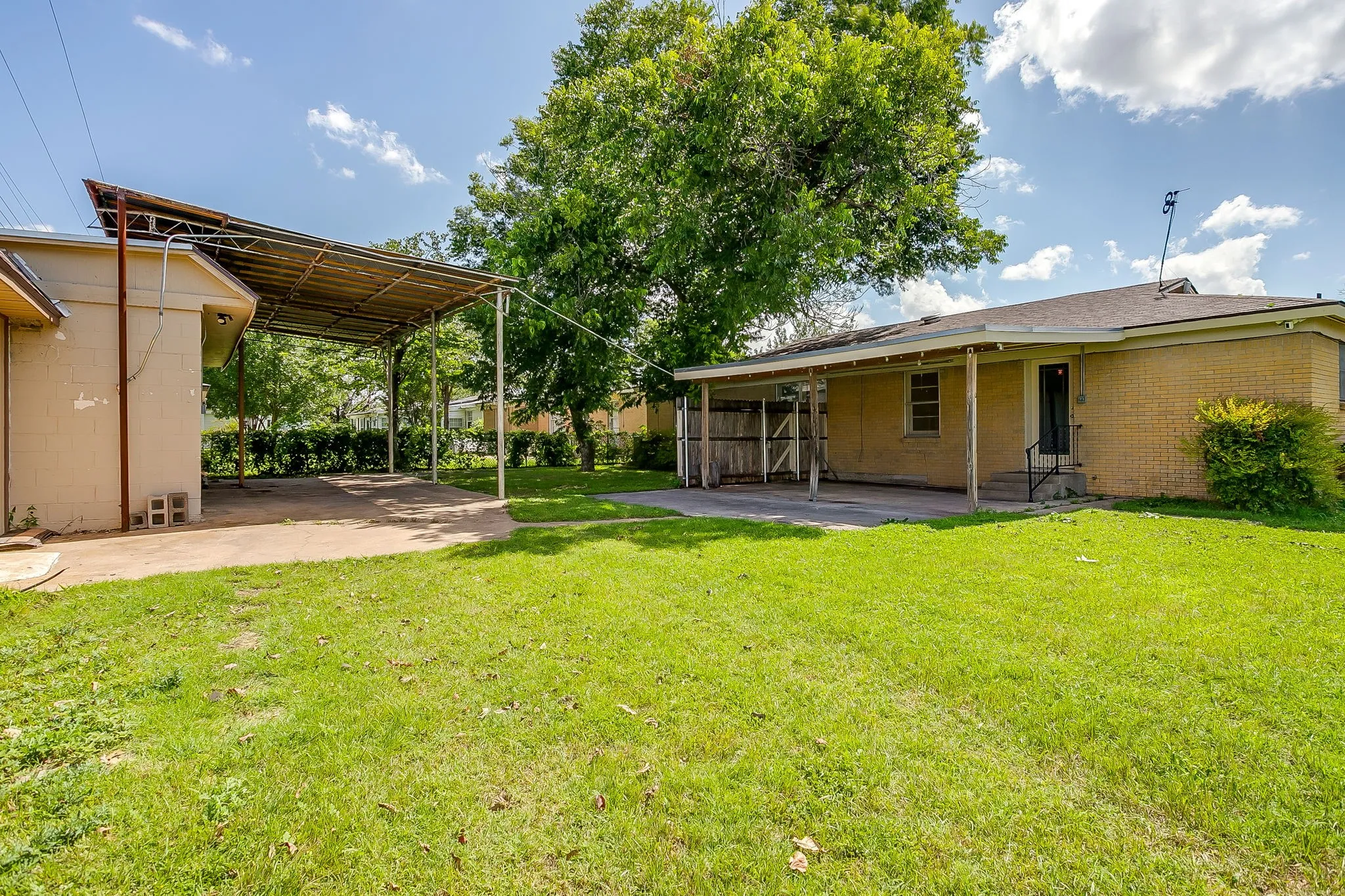 Single Family Residence For Sale in Tarrant County , 601 Perry Drive, White Settlement, Texas 76108, 3 Bedroom, 2 Bathroom, 2 Garage spaces, 1,411 Sqft, built in 1956, mls#21295211, Real Estate Agent in White Settlement, Homes For Sale in Tarrant county, Homes For Sale in White Settlement, Realtor in White Settlement Texas, Real Estate Brokerage Independent Realty Texas, Luminita Cordes Realtor