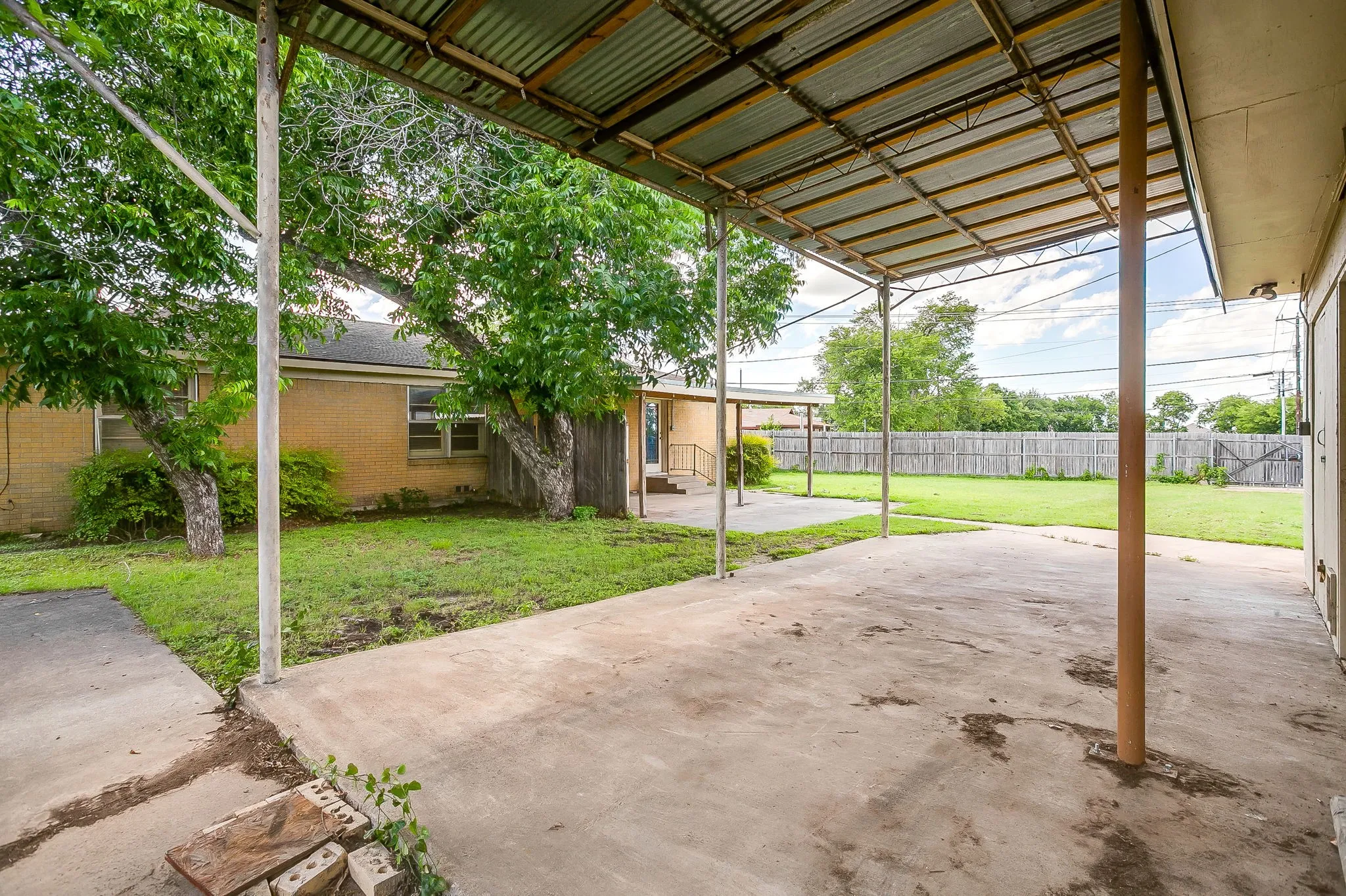 Single Family Residence For Sale in Tarrant County , 601 Perry Drive, White Settlement, Texas 76108, 3 Bedroom, 2 Bathroom, 2 Garage spaces, 1,411 Sqft, built in 1956, mls#21295211, Real Estate Agent in White Settlement, Homes For Sale in Tarrant county, Homes For Sale in White Settlement, Realtor in White Settlement Texas, Real Estate Brokerage Independent Realty Texas, Luminita Cordes Realtor