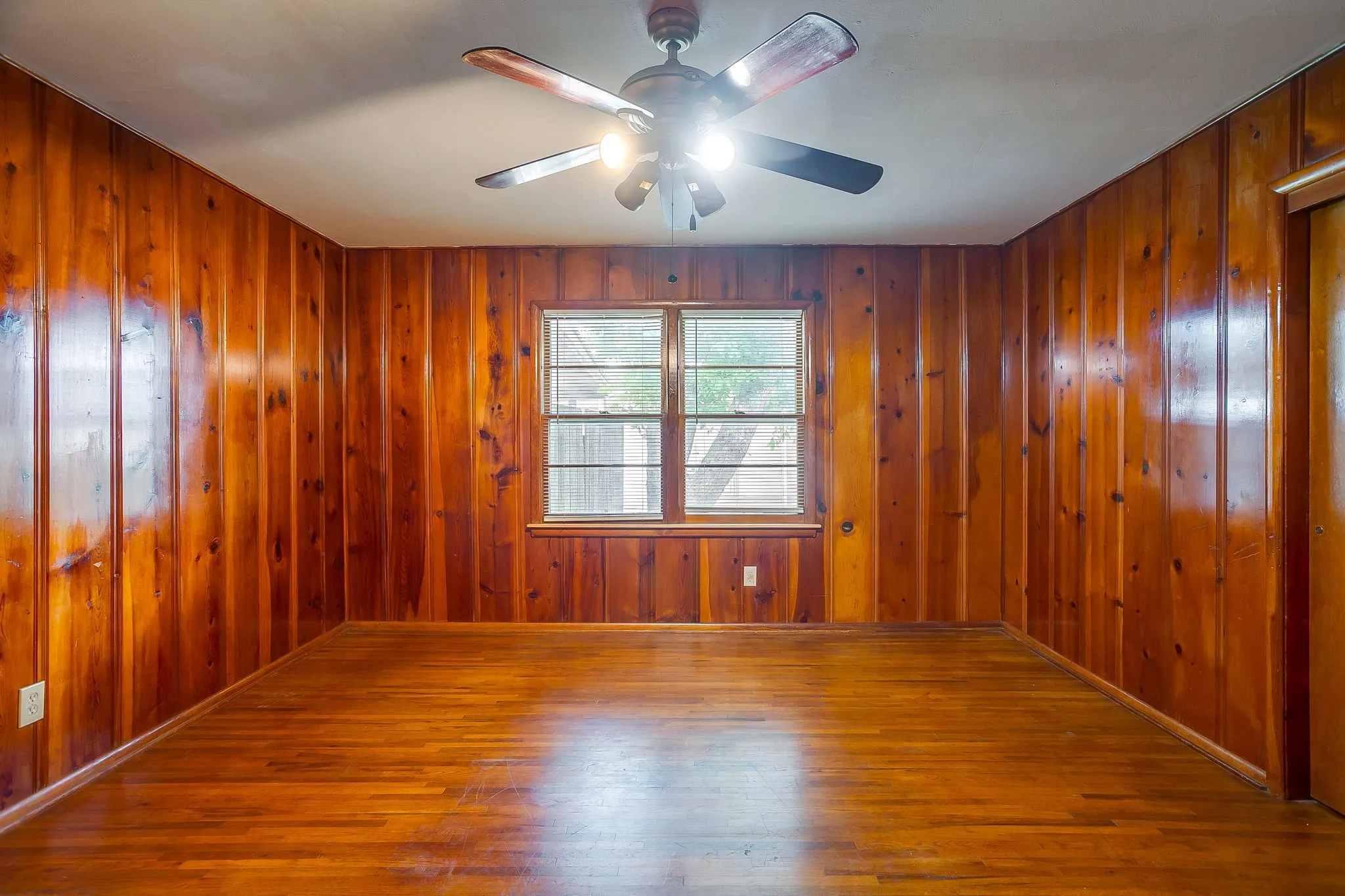 Single Family Residence For Sale in Tarrant County , 601 Perry Drive, White Settlement, Texas 76108, 3 Bedroom, 2 Bathroom, 2 Garage spaces, 1,411 Sqft, built in 1956, mls#21295211, Real Estate Agent in White Settlement, Homes For Sale in Tarrant county, Homes For Sale in White Settlement, Realtor in White Settlement Texas, Real Estate Brokerage Independent Realty Texas, Luminita Cordes Realtor