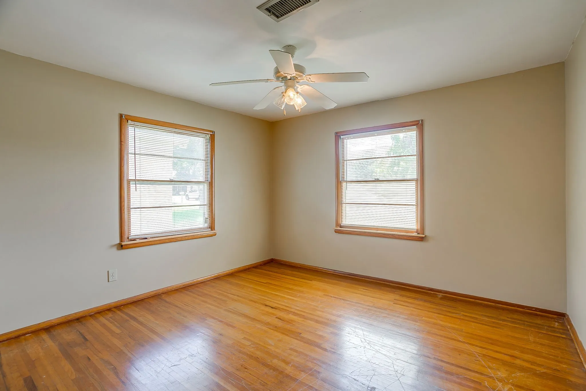 Single Family Residence For Sale in Tarrant County , 601 Perry Drive, White Settlement, Texas 76108, 3 Bedroom, 2 Bathroom, 2 Garage spaces, 1,411 Sqft, built in 1956, mls#21295211, Real Estate Agent in White Settlement, Homes For Sale in Tarrant county, Homes For Sale in White Settlement, Realtor in White Settlement Texas, Real Estate Brokerage Independent Realty Texas, Luminita Cordes Realtor