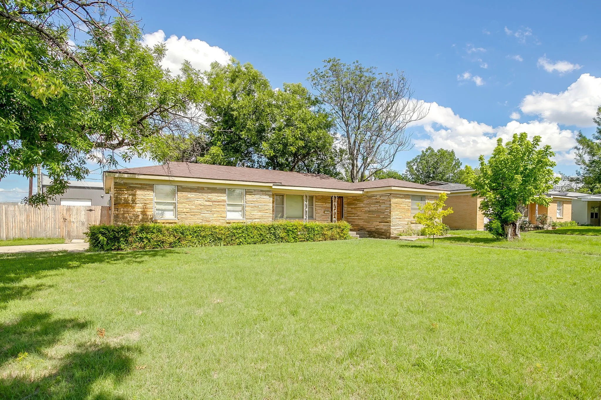 Single Family Residence For Sale in Tarrant County , 601 Perry Drive, White Settlement, Texas 76108, 3 Bedroom, 2 Bathroom, 2 Garage spaces, 1,411 Sqft, built in 1956, mls#21295211, Real Estate Agent in White Settlement, Homes For Sale in Tarrant county, Homes For Sale in White Settlement, Realtor in White Settlement Texas, Real Estate Brokerage Independent Realty Texas, Luminita Cordes Realtor
