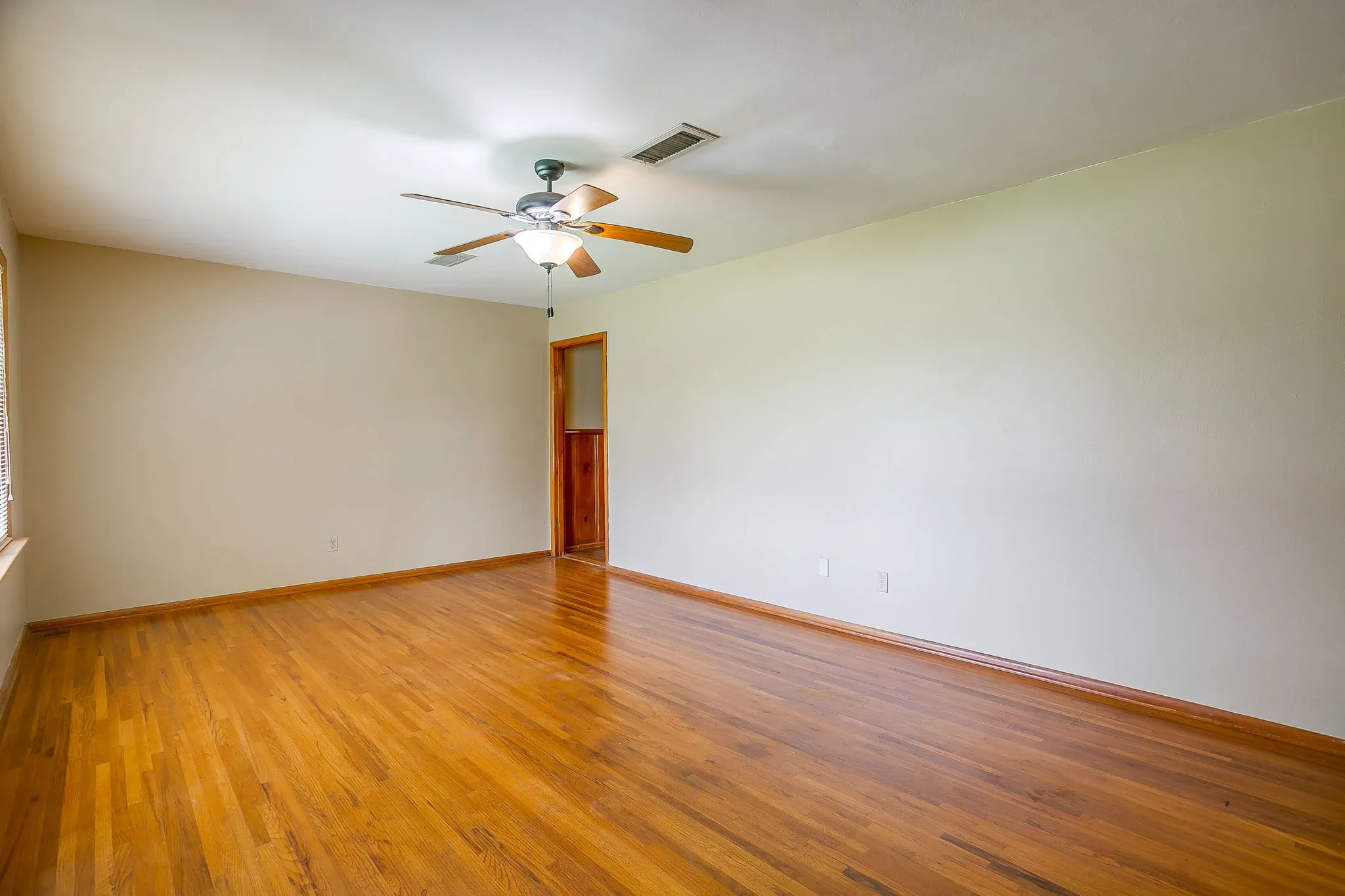 Single Family Residence For Sale in Tarrant County , 601 Perry Drive, White Settlement, Texas 76108, 3 Bedroom, 2 Bathroom, 2 Garage spaces, 1,411 Sqft, built in 1956, mls#21295211, Real Estate Agent in White Settlement, Homes For Sale in Tarrant county, Homes For Sale in White Settlement, Realtor in White Settlement Texas, Real Estate Brokerage Independent Realty Texas, Luminita Cordes Realtor