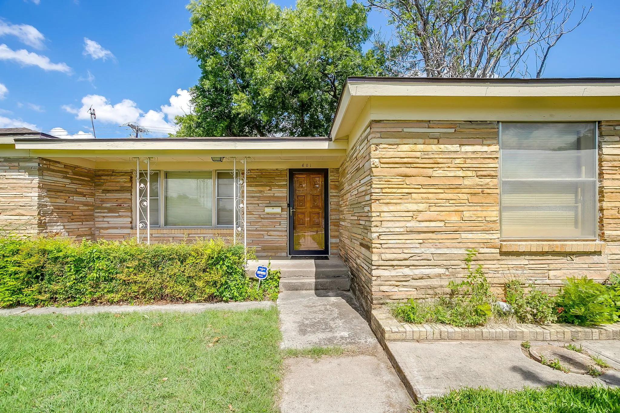 Single Family Residence For Sale in Tarrant County , 601 Perry Drive, White Settlement, Texas 76108, 3 Bedroom, 2 Bathroom, 2 Garage spaces, 1,411 Sqft, built in 1956, mls#21295211, Real Estate Agent in White Settlement, Homes For Sale in Tarrant county, Homes For Sale in White Settlement, Realtor in White Settlement Texas, Real Estate Brokerage Independent Realty Texas, Luminita Cordes Realtor