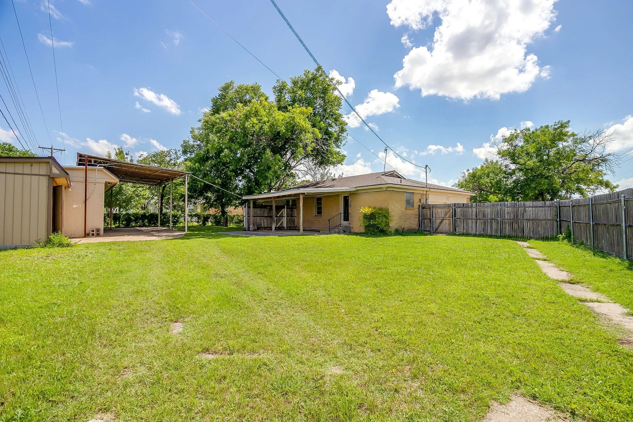 Single Family Residence For Sale in Tarrant County , 601 Perry Drive, White Settlement, Texas 76108, 3 Bedroom, 2 Bathroom, 2 Garage spaces, 1,411 Sqft, built in 1956, mls#21295211, Real Estate Agent in White Settlement, Homes For Sale in Tarrant county, Homes For Sale in White Settlement, Realtor in White Settlement Texas, Real Estate Brokerage Independent Realty Texas, Luminita Cordes Realtor