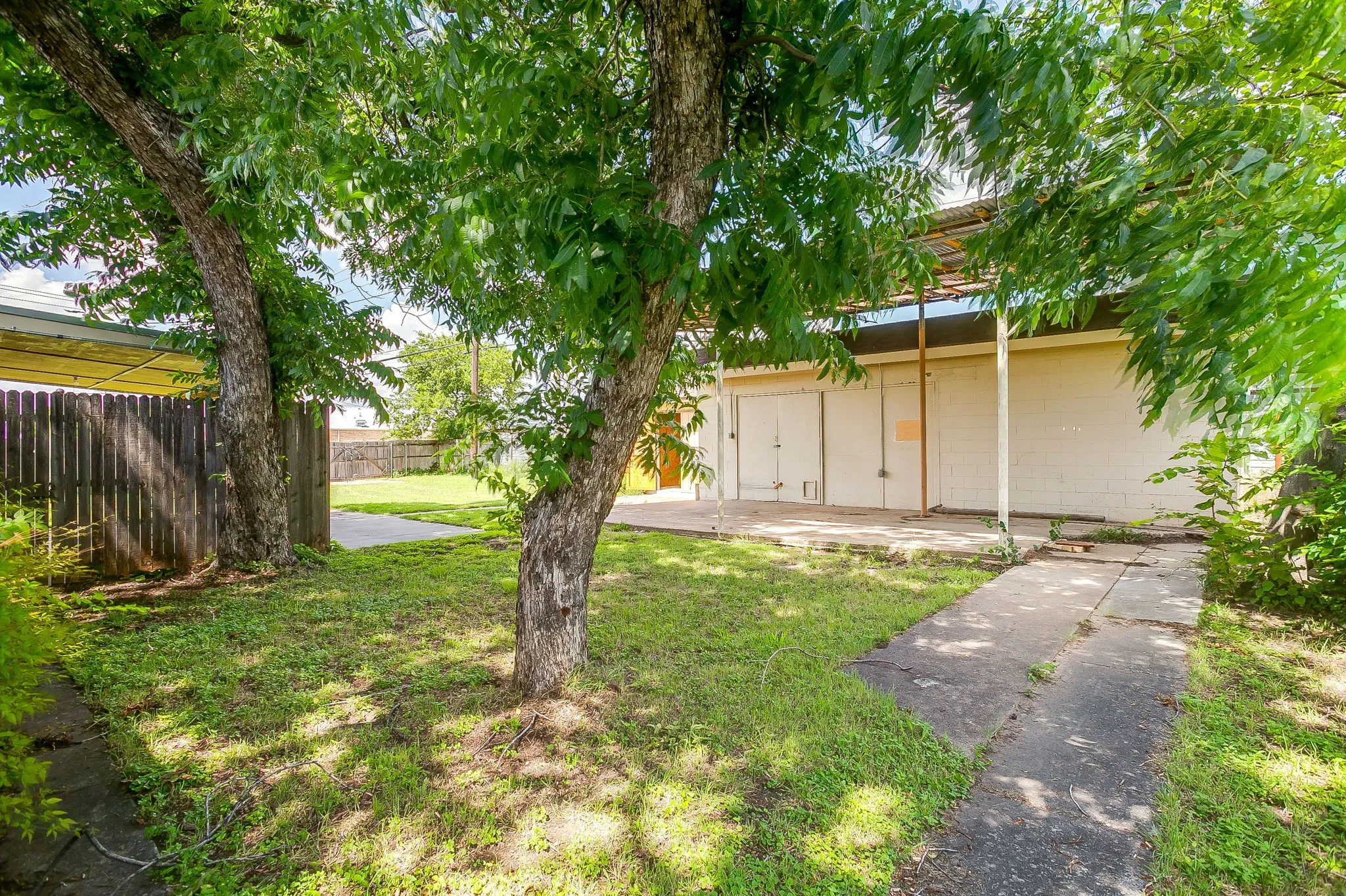 Single Family Residence For Sale in Tarrant County , 601 Perry Drive, White Settlement, Texas 76108, 3 Bedroom, 2 Bathroom, 2 Garage spaces, 1,411 Sqft, built in 1956, mls#21295211, Real Estate Agent in White Settlement, Homes For Sale in Tarrant county, Homes For Sale in White Settlement, Realtor in White Settlement Texas, Real Estate Brokerage Independent Realty Texas, Luminita Cordes Realtor